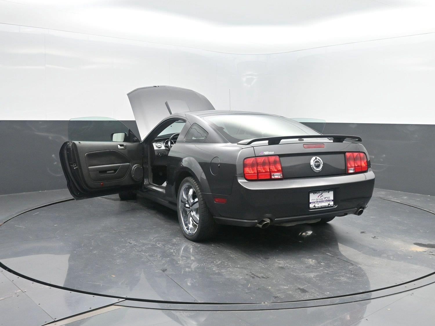Used 2009 Brilliant Silver Clearcoat Metallic Ford GT image 35