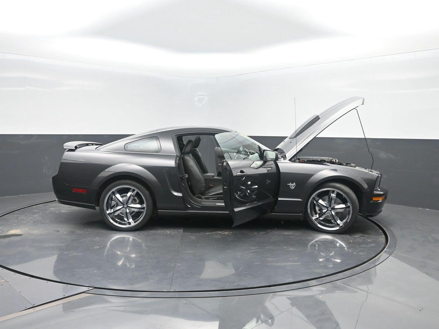 Used 2009 Brilliant Silver Clearcoat Metallic Ford GT image 36