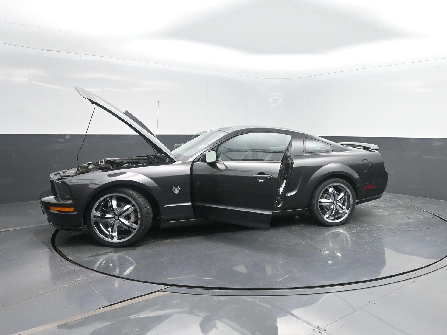 Used 2009 Brilliant Silver Clearcoat Metallic Ford GT image 37