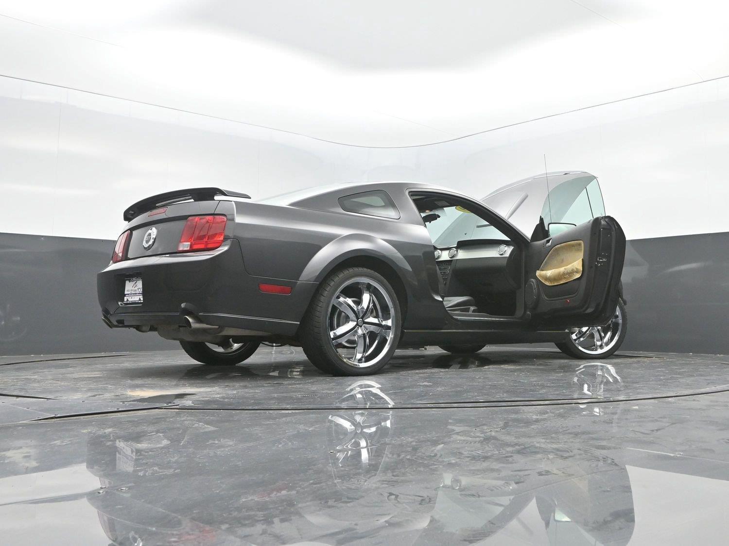 Used 2009 Brilliant Silver Clearcoat Metallic Ford GT image 38