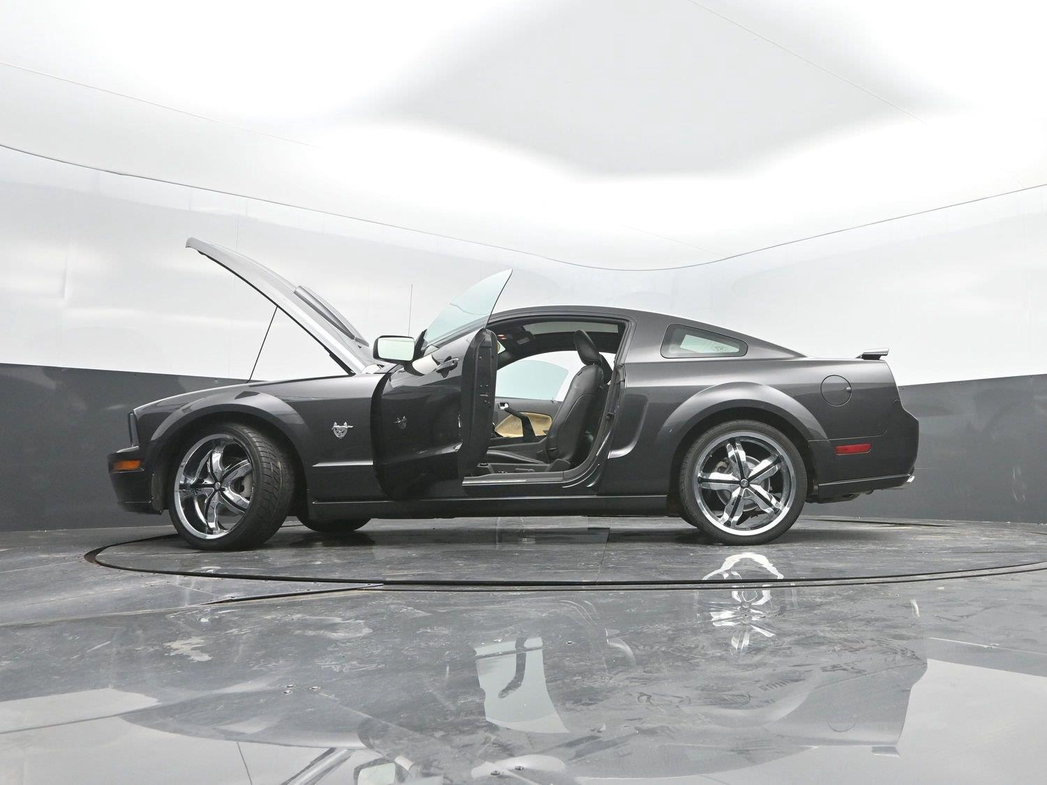 Used 2009 Brilliant Silver Clearcoat Metallic Ford GT image 39