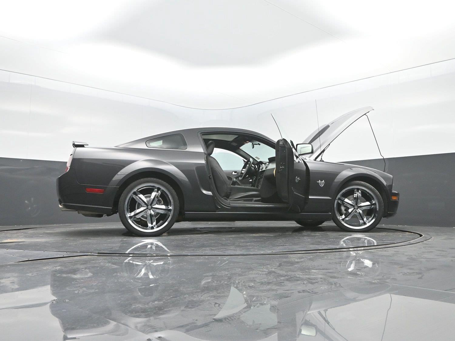 Used 2009 Brilliant Silver Clearcoat Metallic Ford GT image 40