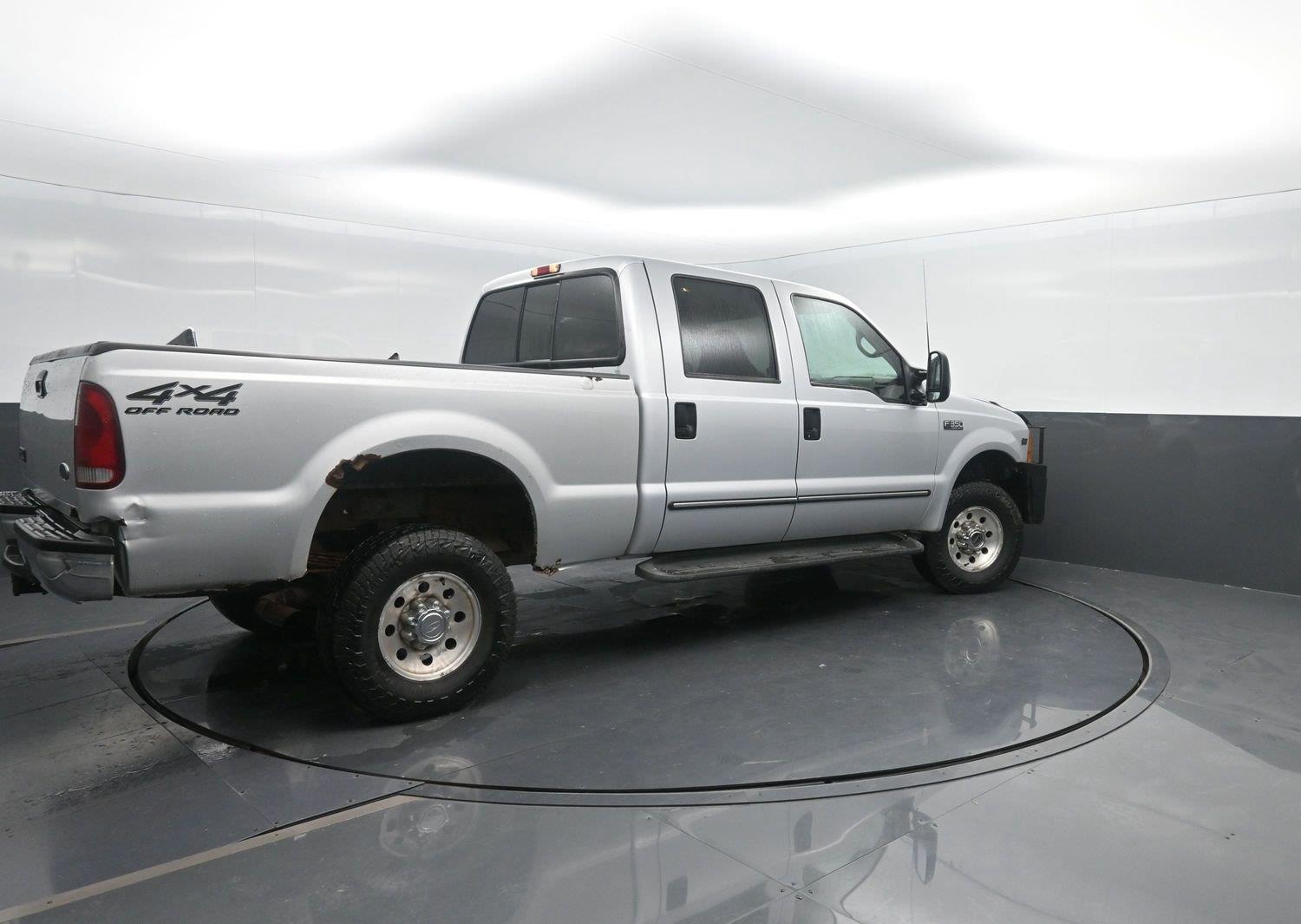 Used 2000  Ford Lariat image 2