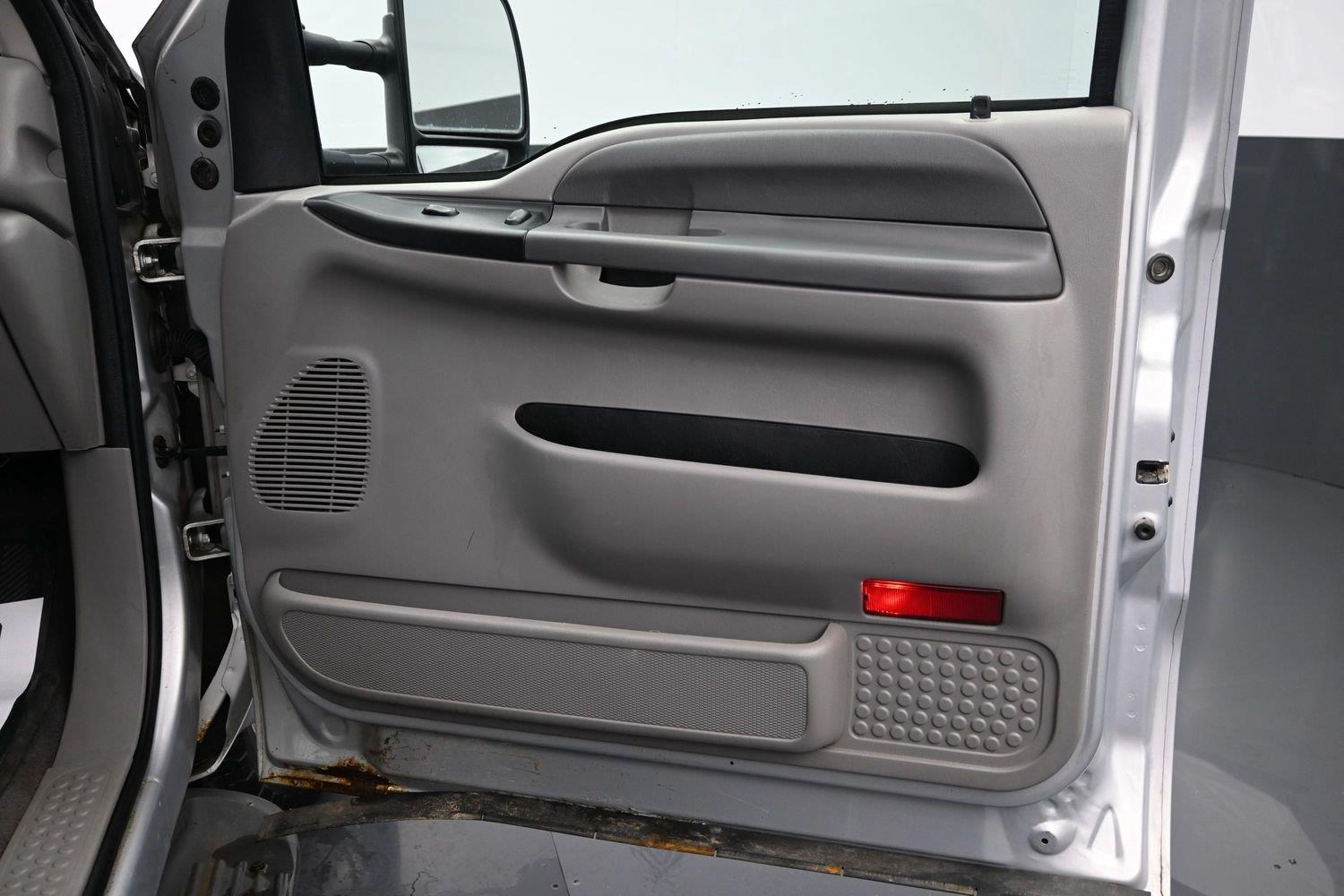 Used 2000  Ford Lariat image 9