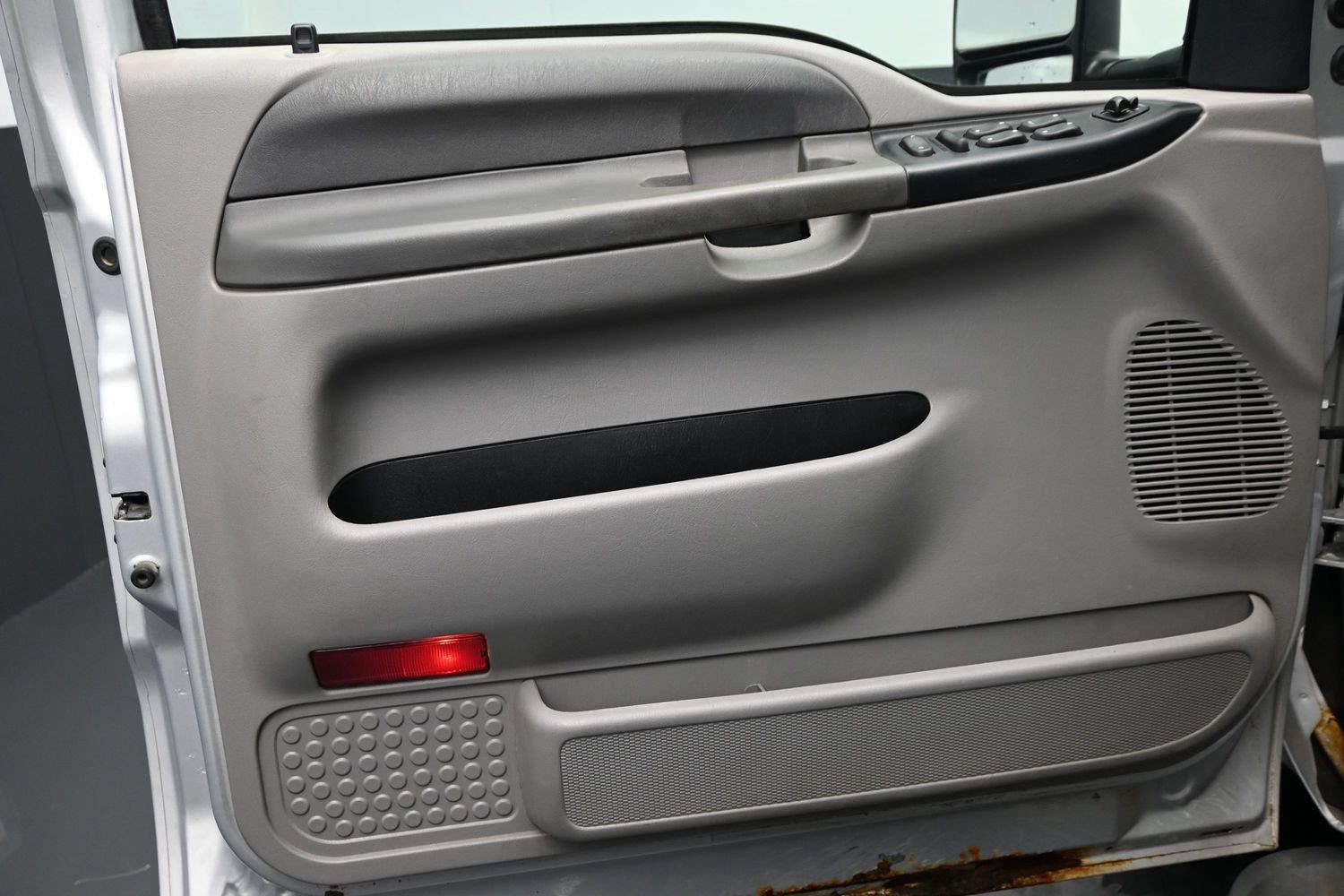 Used 2000  Ford Lariat image 18