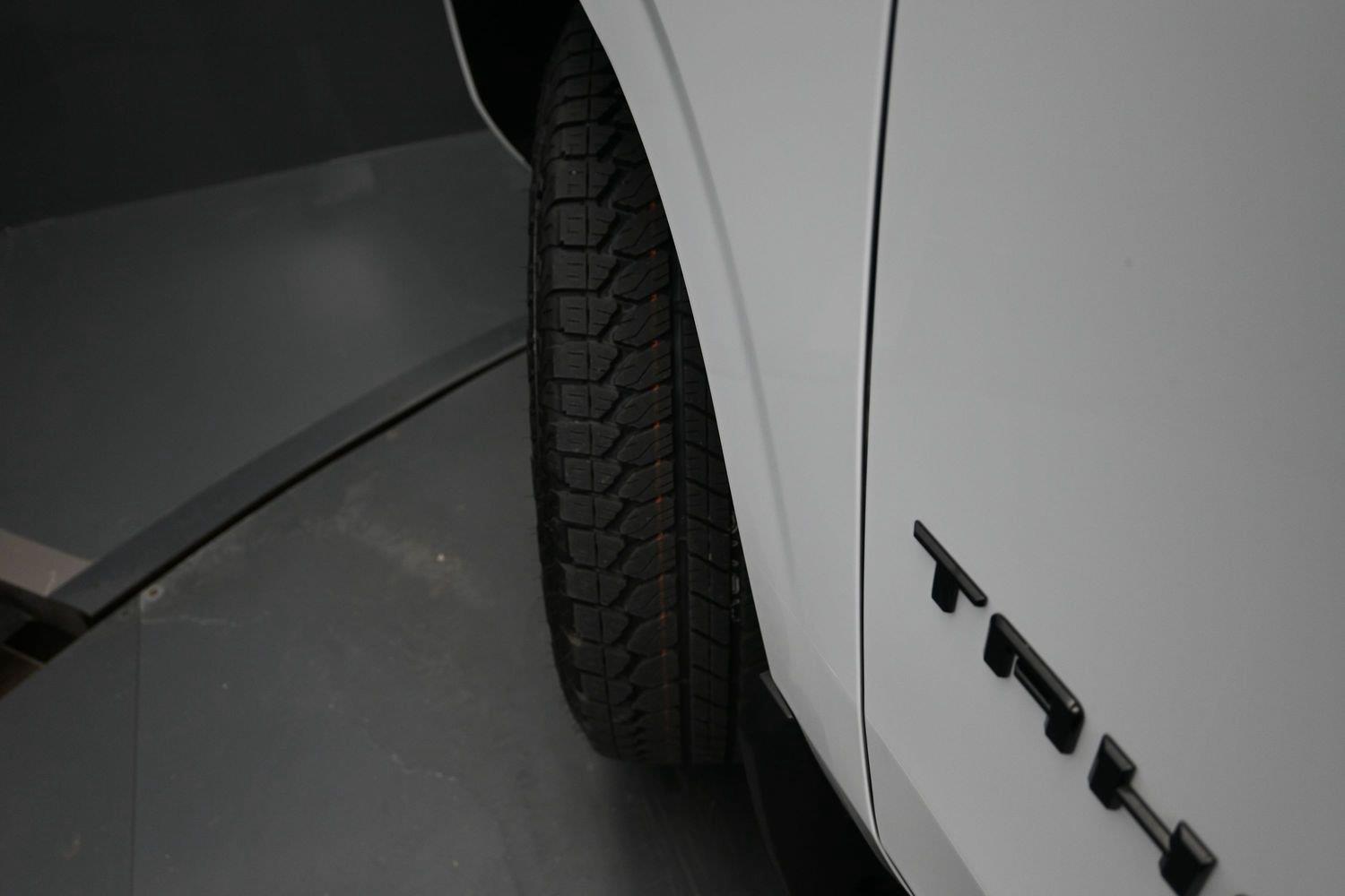 Used 2024 Summit White Chevrolet Z71 image 5