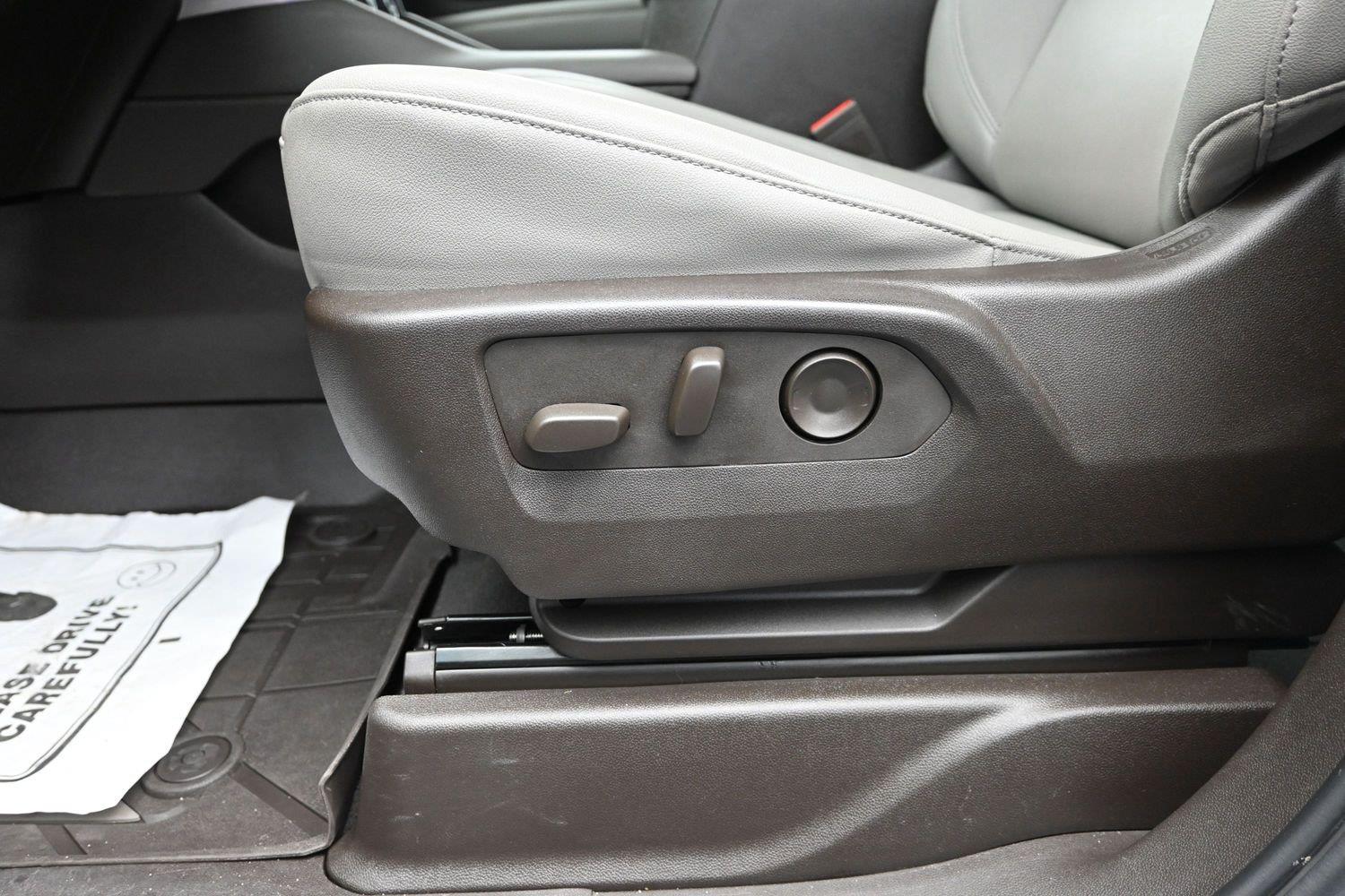 Used 2024 Summit White Chevrolet Z71 image 24
