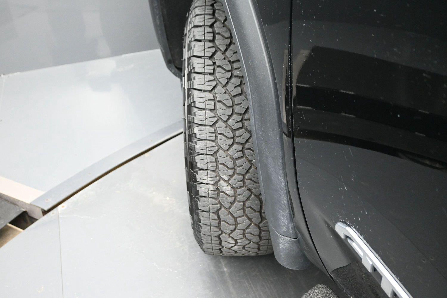 Used 2025 Onyx Black GMC AT4 image 5