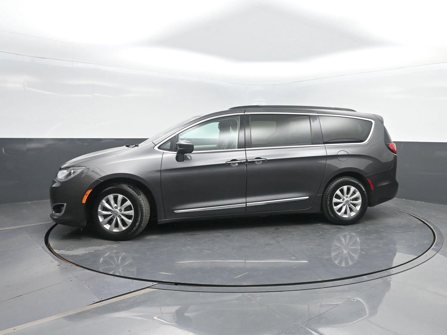 Gray (Granite Crystal Metallic Clearcoat) 2017 Chrysler Pacifica Minivan Front-Wheel Drive 9-Speed Automatic