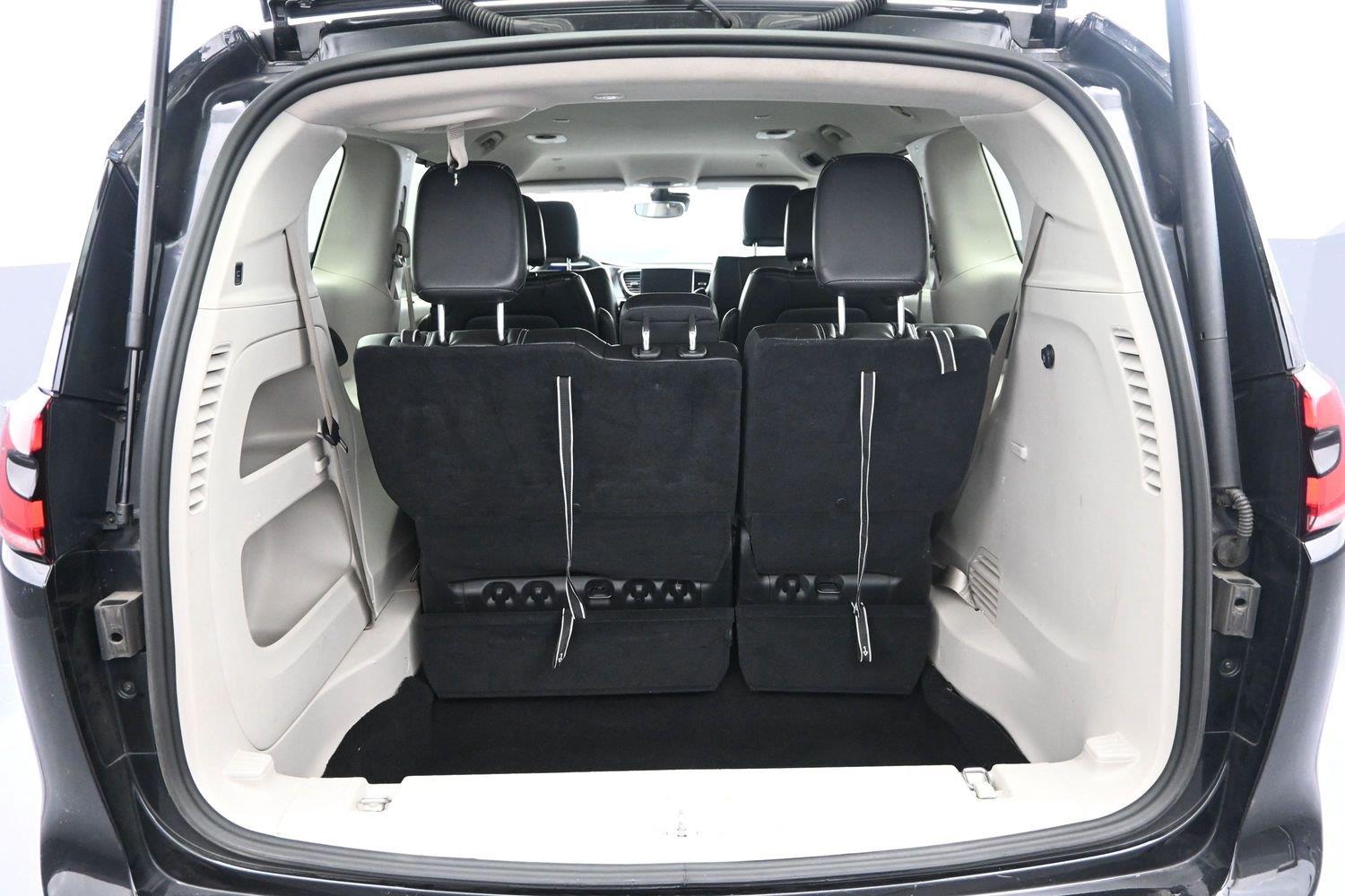 Used 2023 Brilliant Black Crystal Pearlcoat Chrysler Touring L image 15