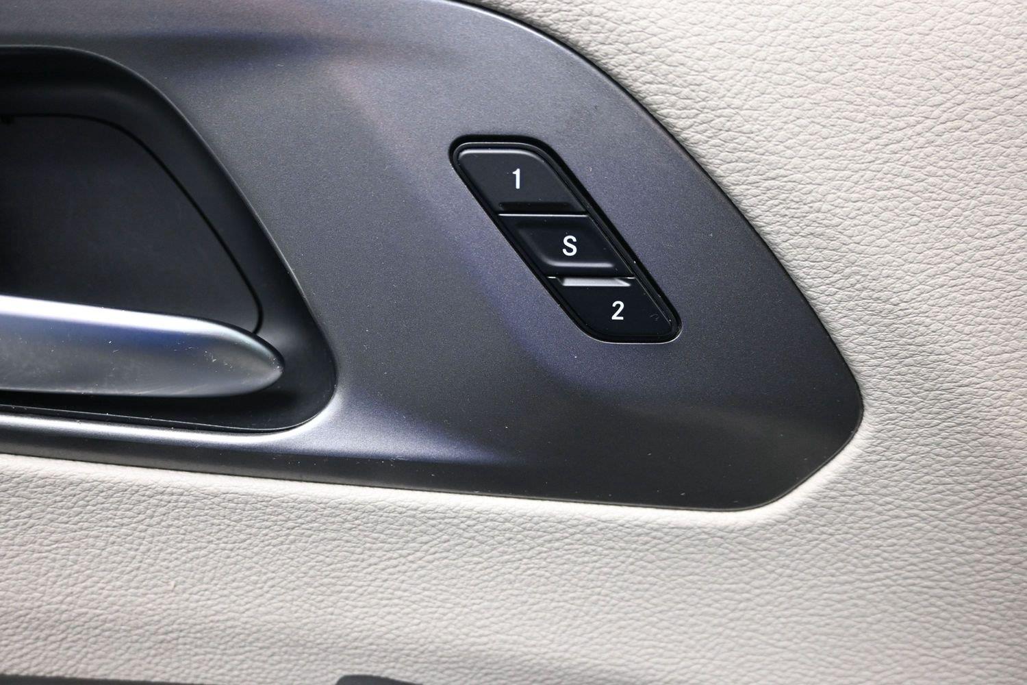 Used 2023 Brilliant Black Crystal Pearlcoat Chrysler Touring L image 18
