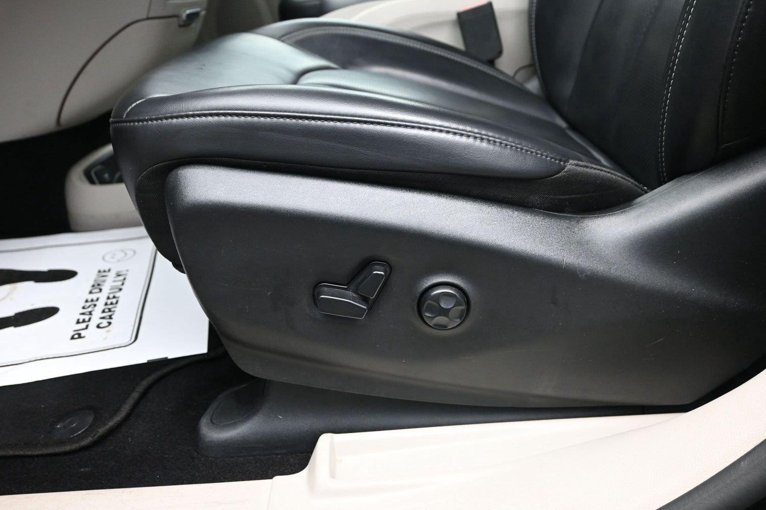 Used 2023 Brilliant Black Crystal Pearlcoat Chrysler Touring L image 19