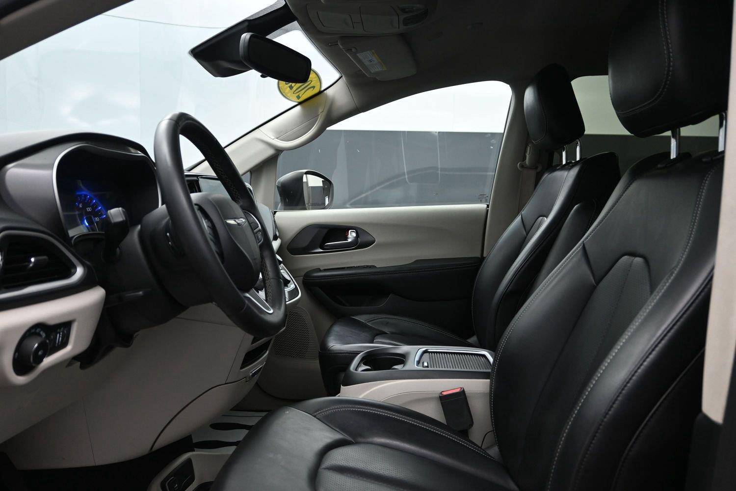 Used 2023 Brilliant Black Crystal Pearlcoat Chrysler Touring L image 20