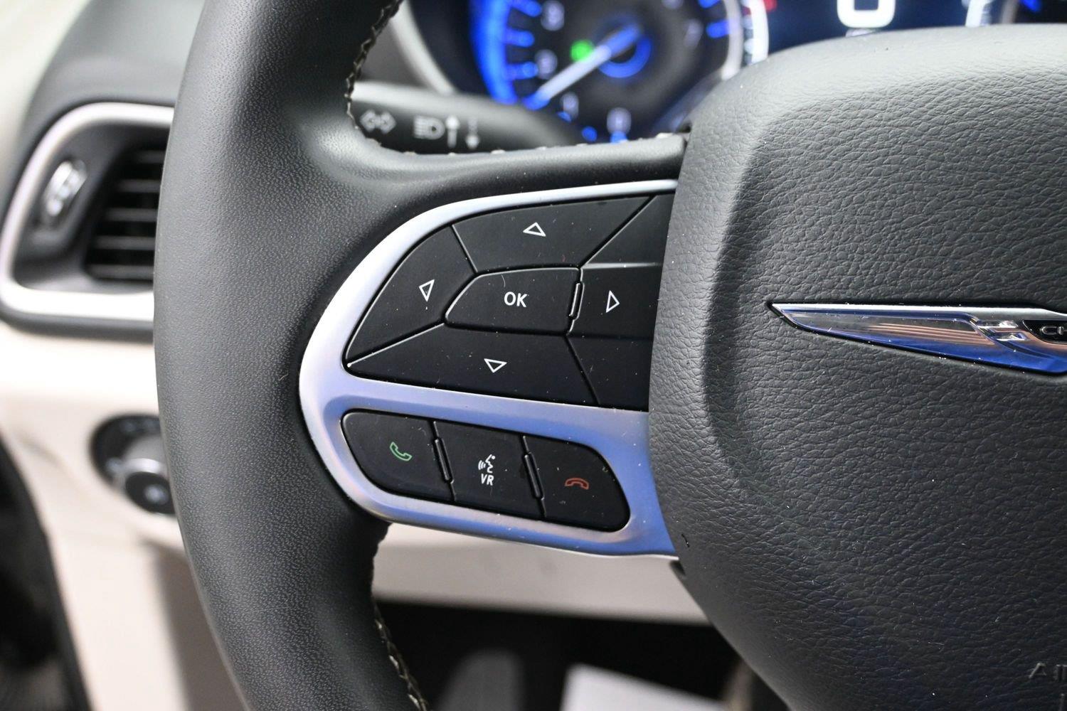 Used 2023 Brilliant Black Crystal Pearlcoat Chrysler Touring L image 22