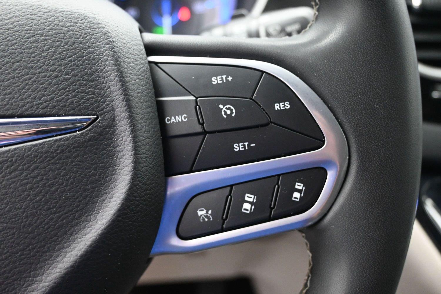 Used 2023 Brilliant Black Crystal Pearlcoat Chrysler Touring L image 23