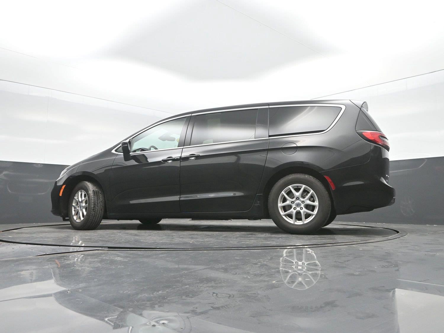 Used 2023 Brilliant Black Crystal Pearlcoat Chrysler Touring L image 32