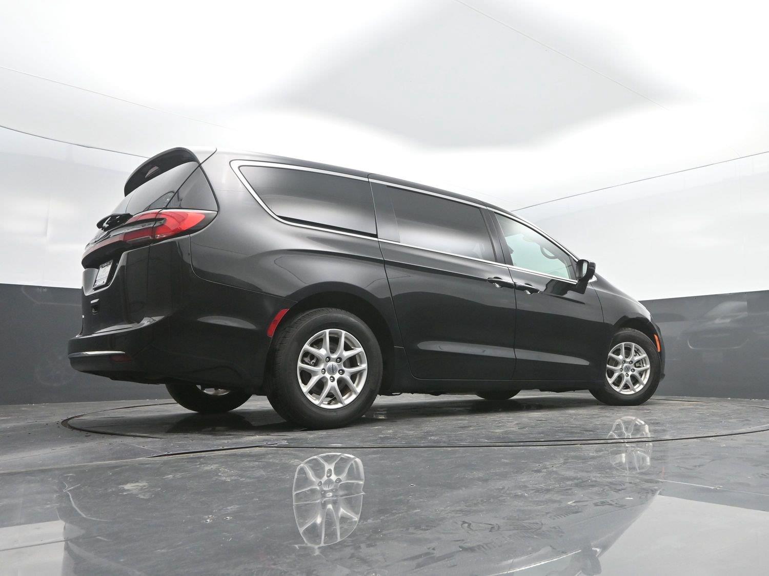 Used 2023 Brilliant Black Crystal Pearlcoat Chrysler Touring L image 33