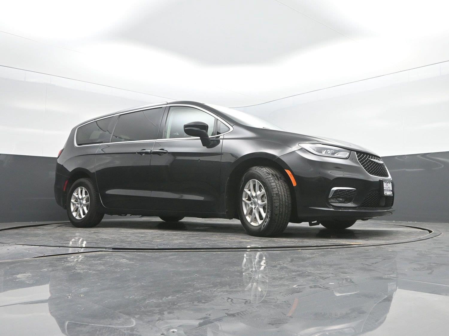 Used 2023 Brilliant Black Crystal Pearlcoat Chrysler Touring L image 34