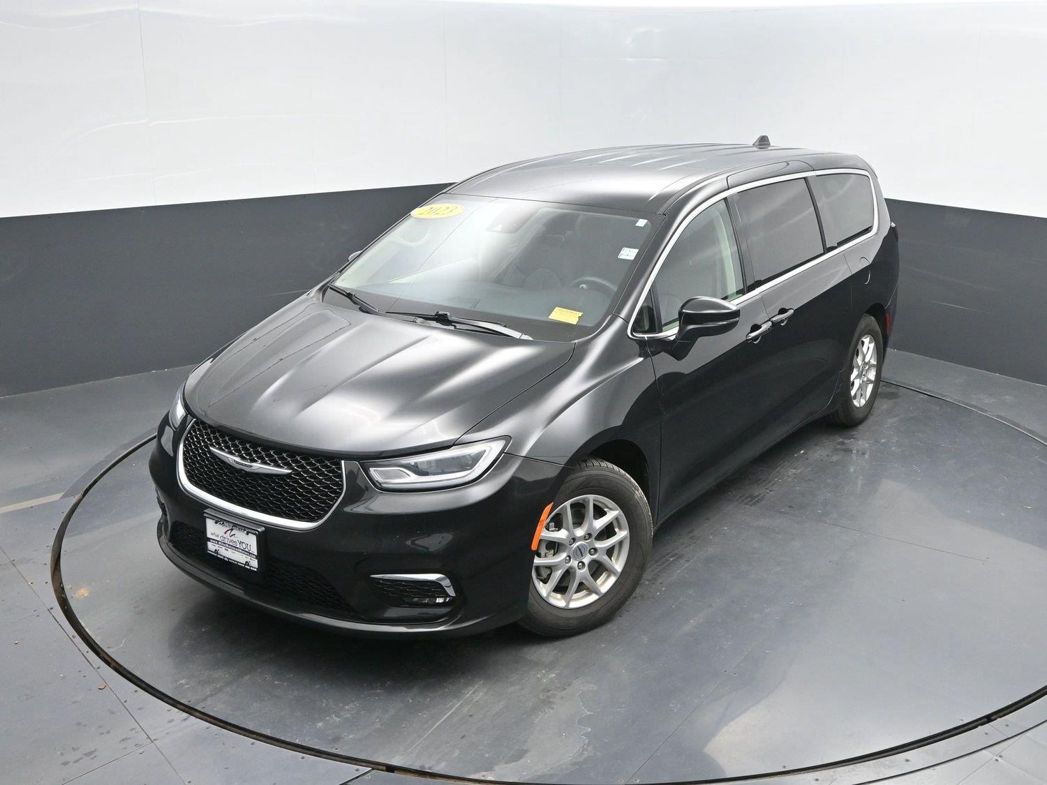 Used 2023 Brilliant Black Crystal Pearlcoat Chrysler Touring L image 35
