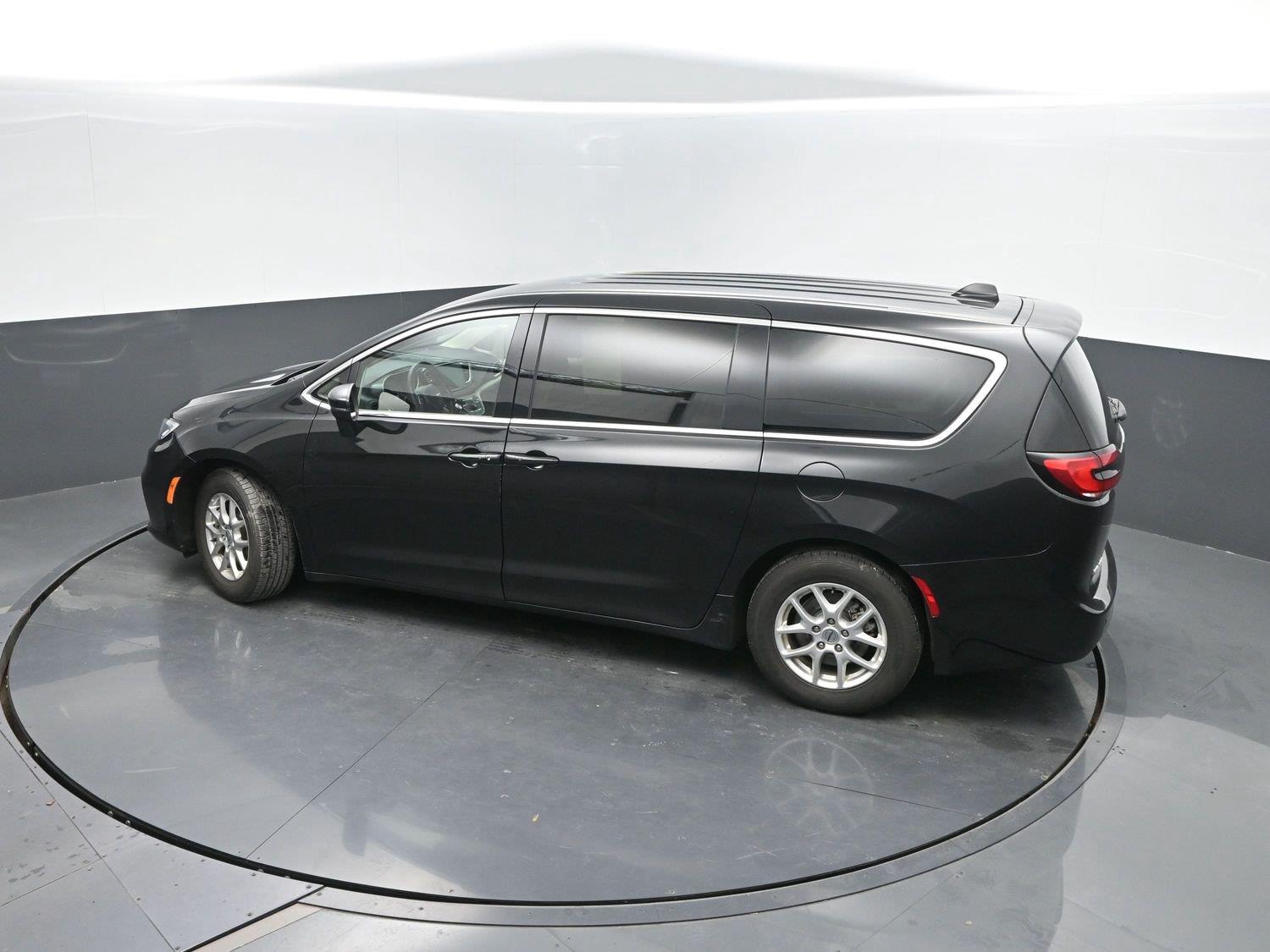 Used 2023 Brilliant Black Crystal Pearlcoat Chrysler Touring L image 36