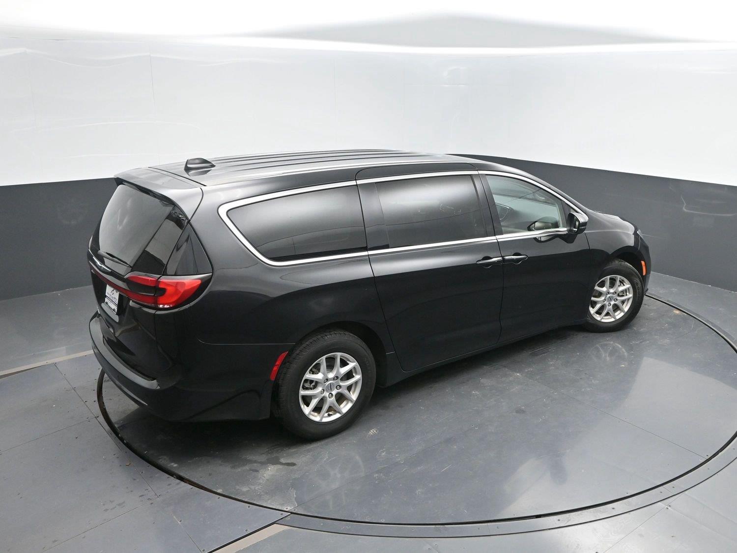Used 2023 Brilliant Black Crystal Pearlcoat Chrysler Touring L image 37