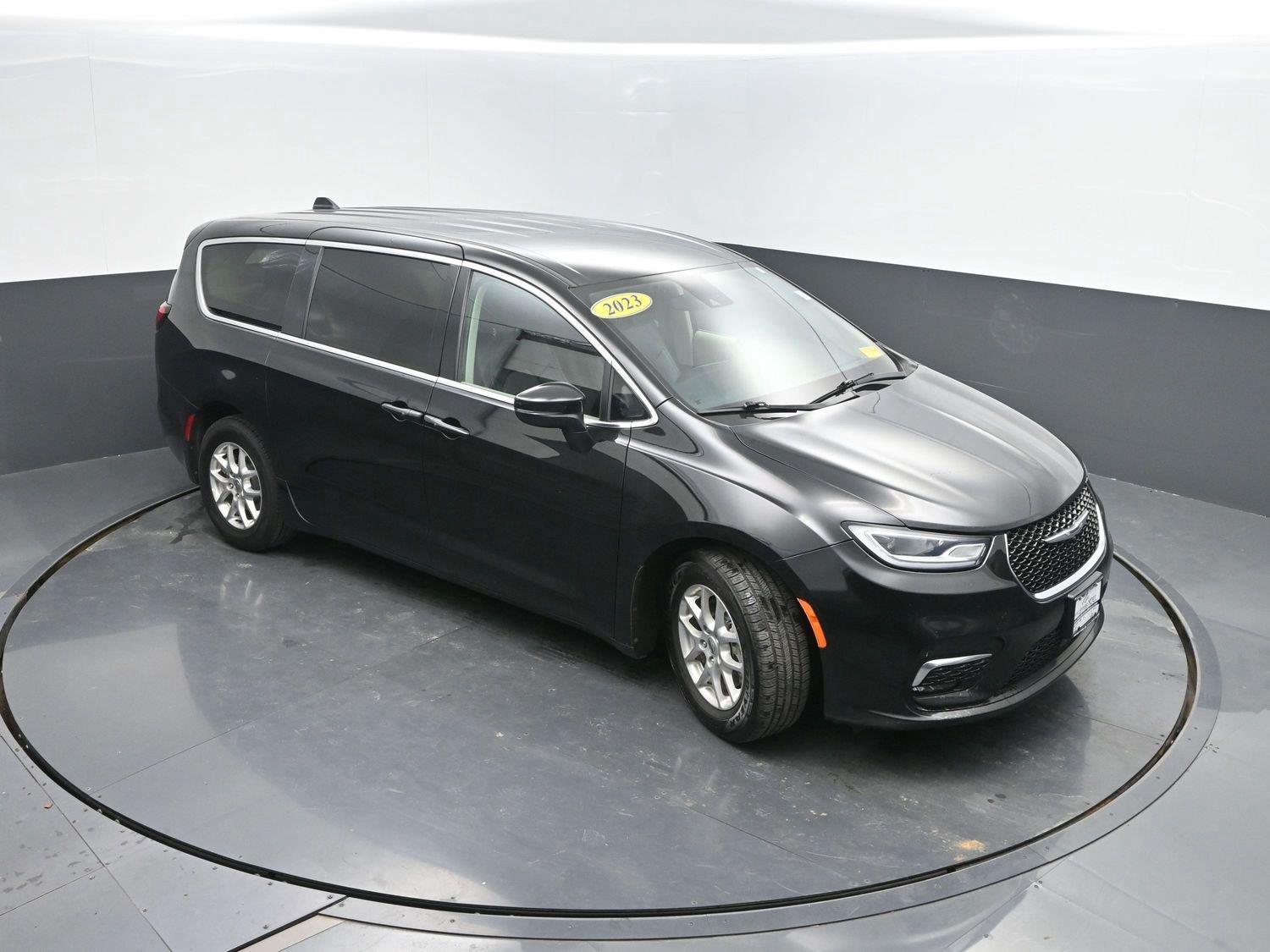 Used 2023 Brilliant Black Crystal Pearlcoat Chrysler Touring L image 38