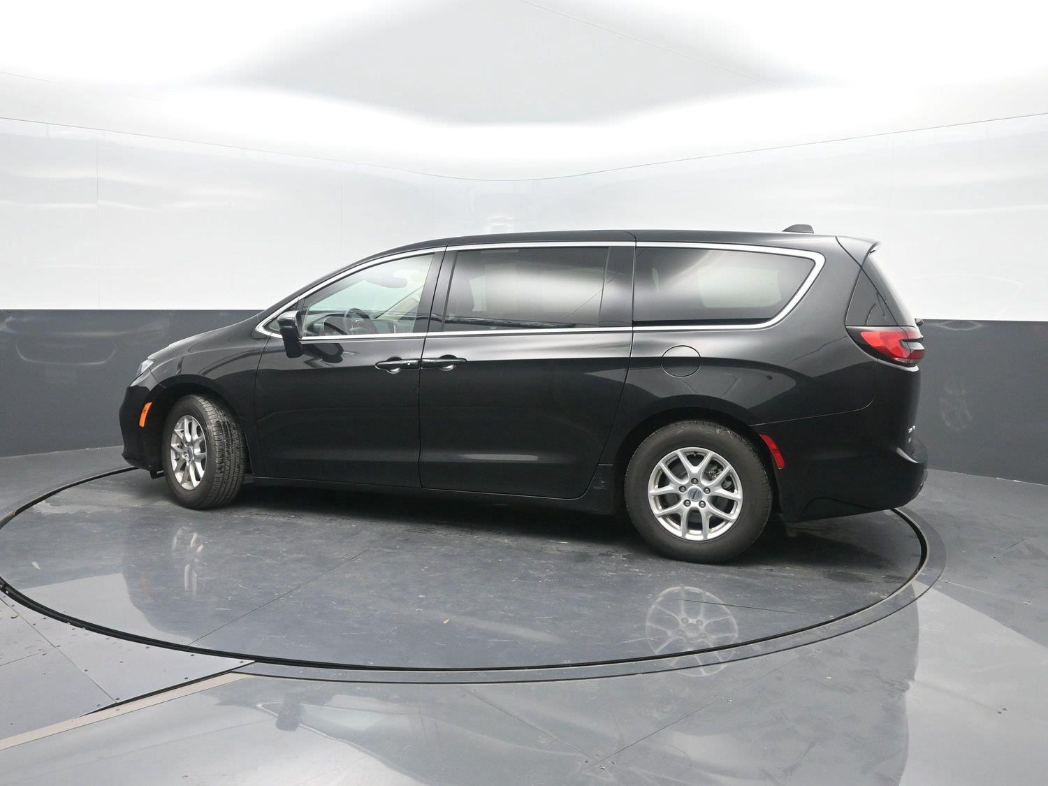 Used 2023 Brilliant Black Crystal Pearlcoat Chrysler Touring L image 39