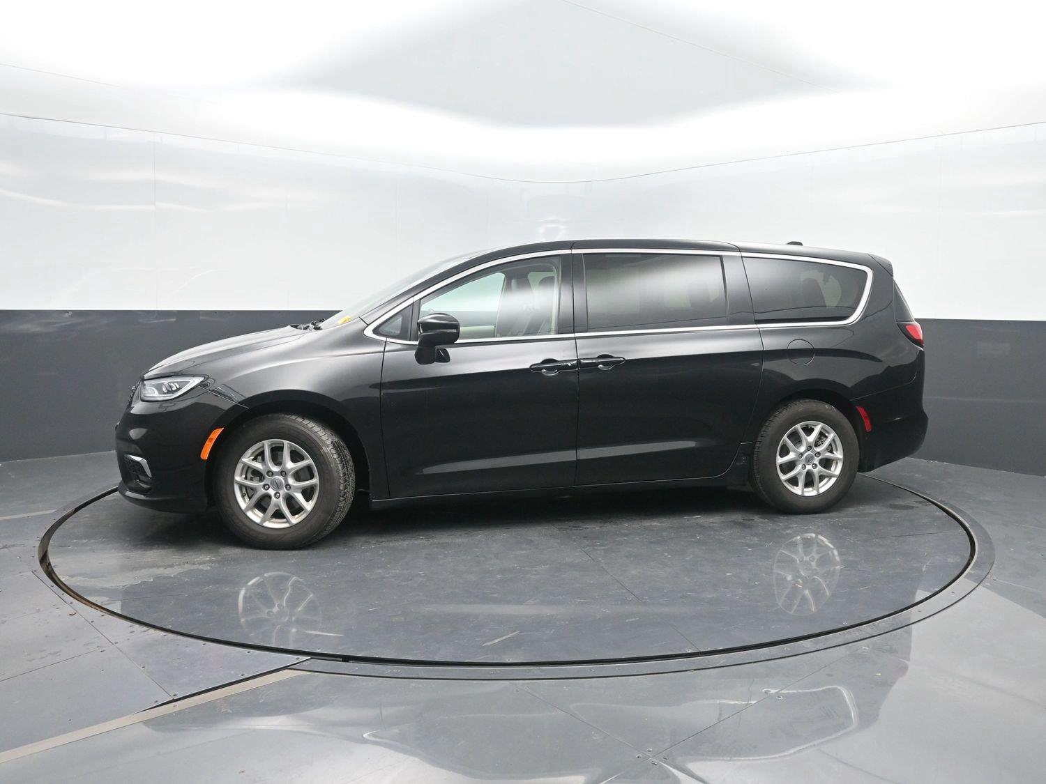 Brilliant Black Crystal Pearlcoat 2023 Chrysler Pacifica Minivan Front-Wheel Drive 9-Speed Automatic