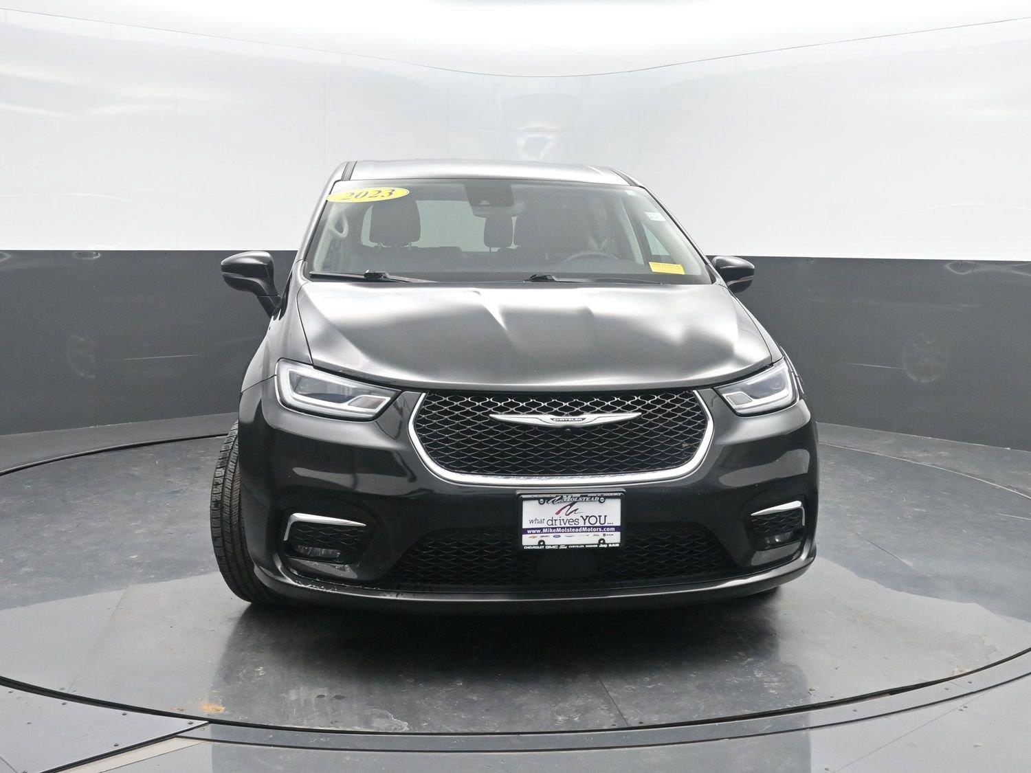 Used 2023 Brilliant Black Crystal Pearlcoat Chrysler Touring L image 40