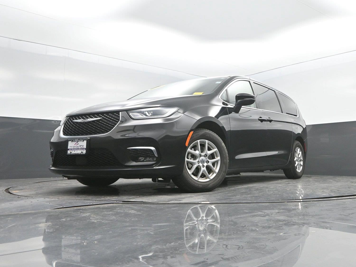 Used 2023 Brilliant Black Crystal Pearlcoat Chrysler Touring L image 42