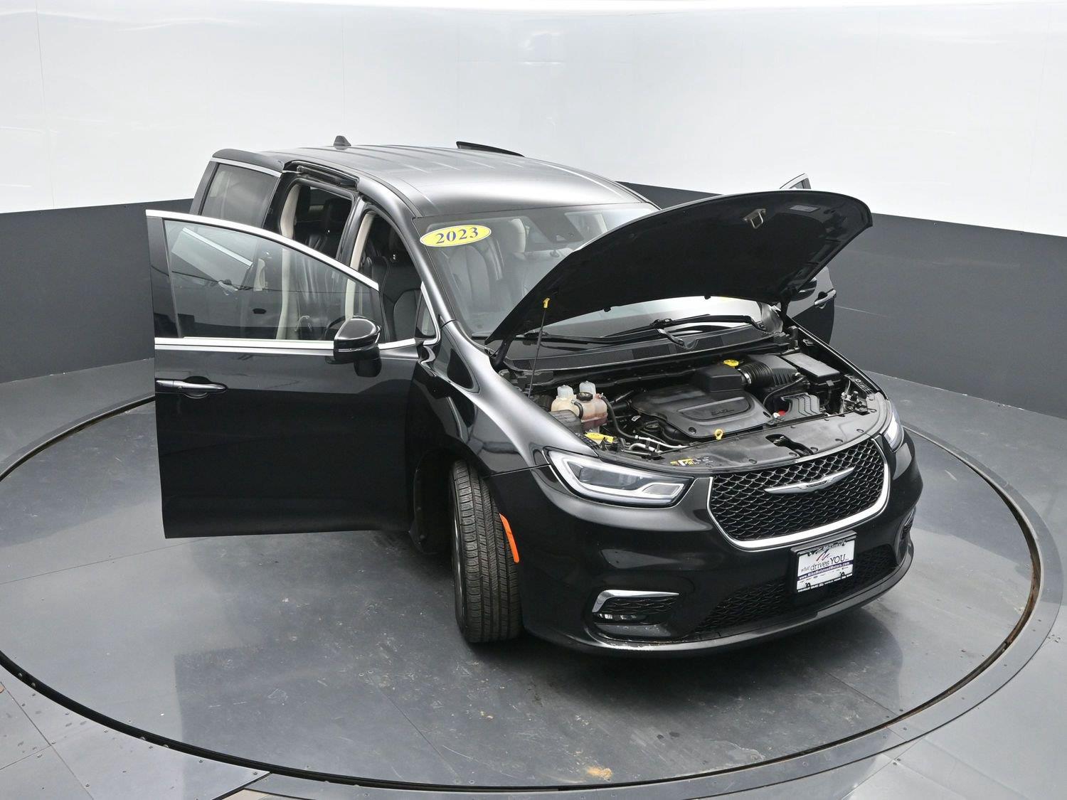 Used 2023 Brilliant Black Crystal Pearlcoat Chrysler Touring L image 43