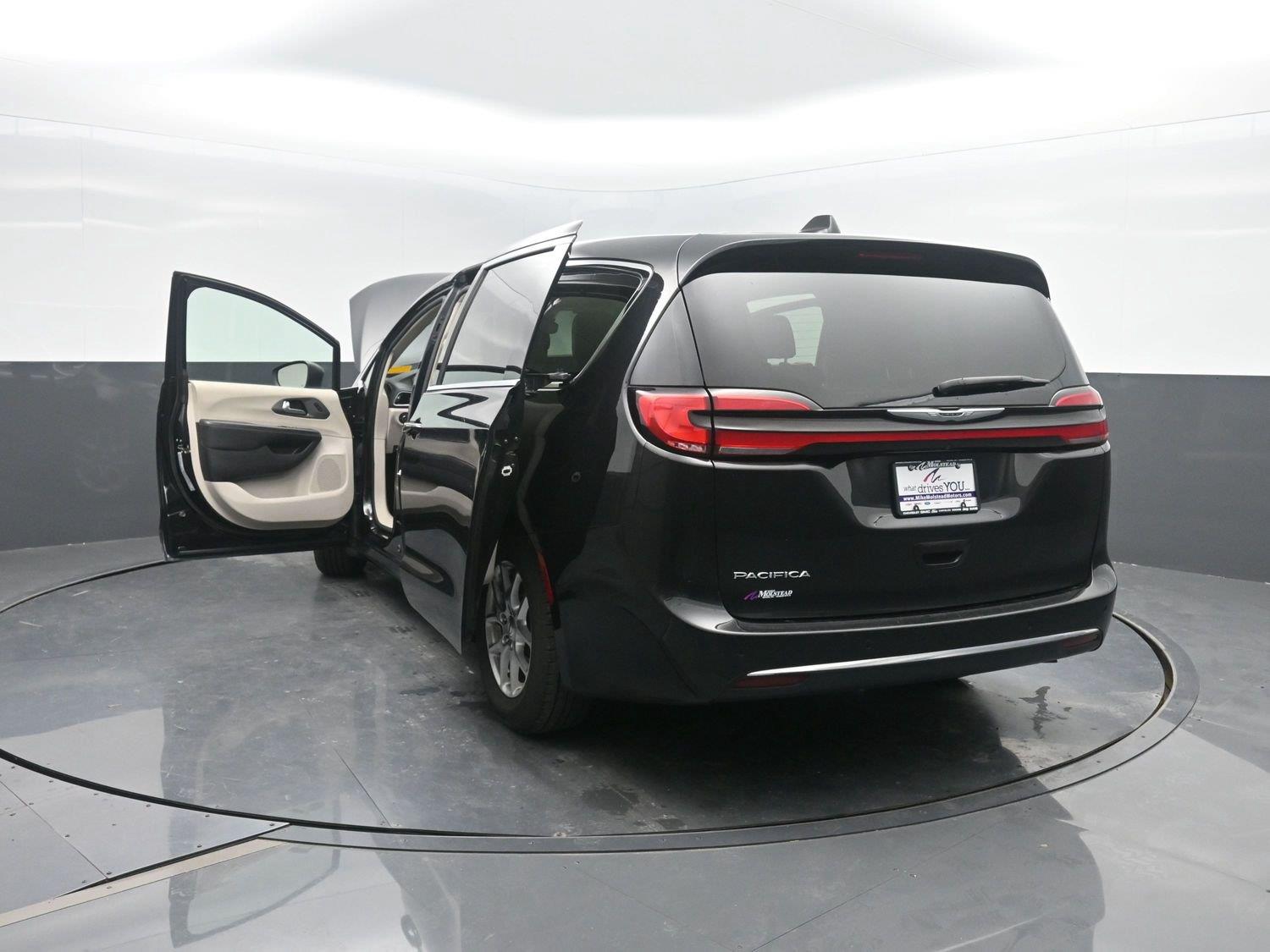Used 2023 Brilliant Black Crystal Pearlcoat Chrysler Touring L image 44