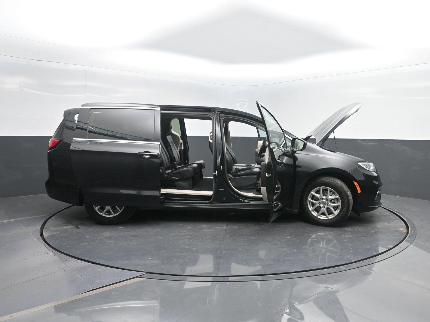 Used 2023 Brilliant Black Crystal Pearlcoat Chrysler Touring L image 45