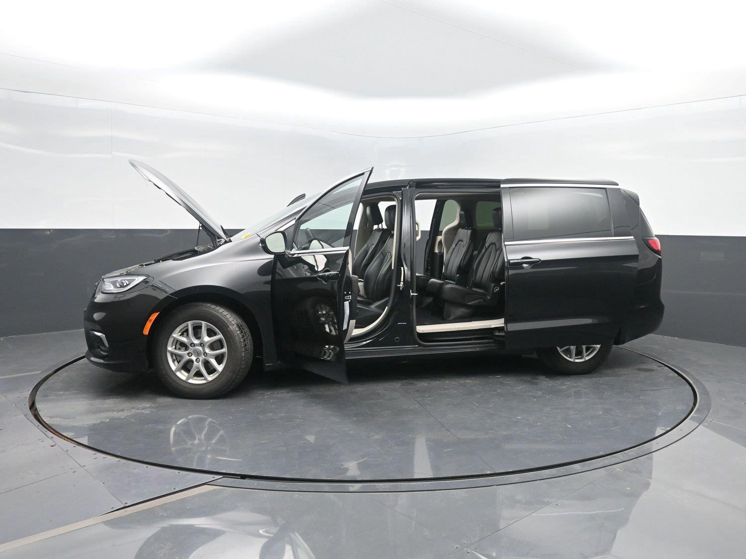 Used 2023 Brilliant Black Crystal Pearlcoat Chrysler Touring L image 46