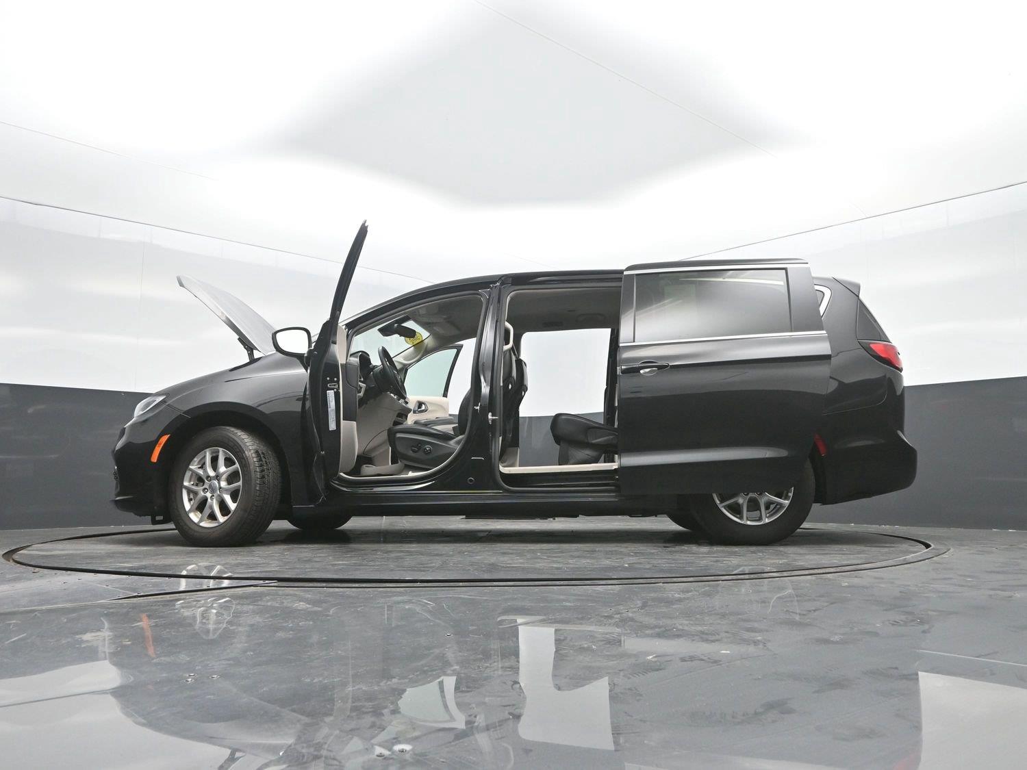 Used 2023 Brilliant Black Crystal Pearlcoat Chrysler Touring L image 48
