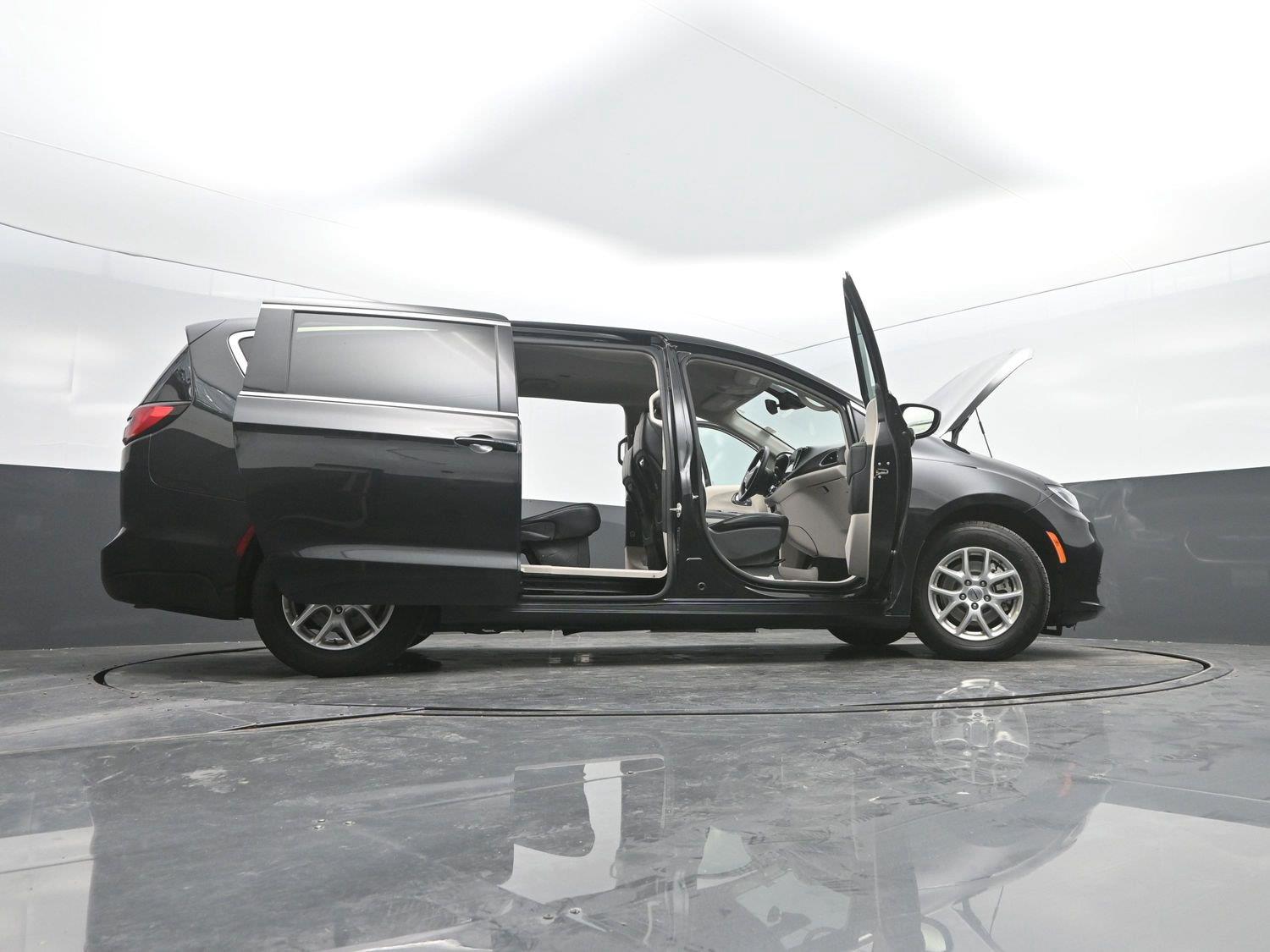 Used 2023 Brilliant Black Crystal Pearlcoat Chrysler Touring L image 49