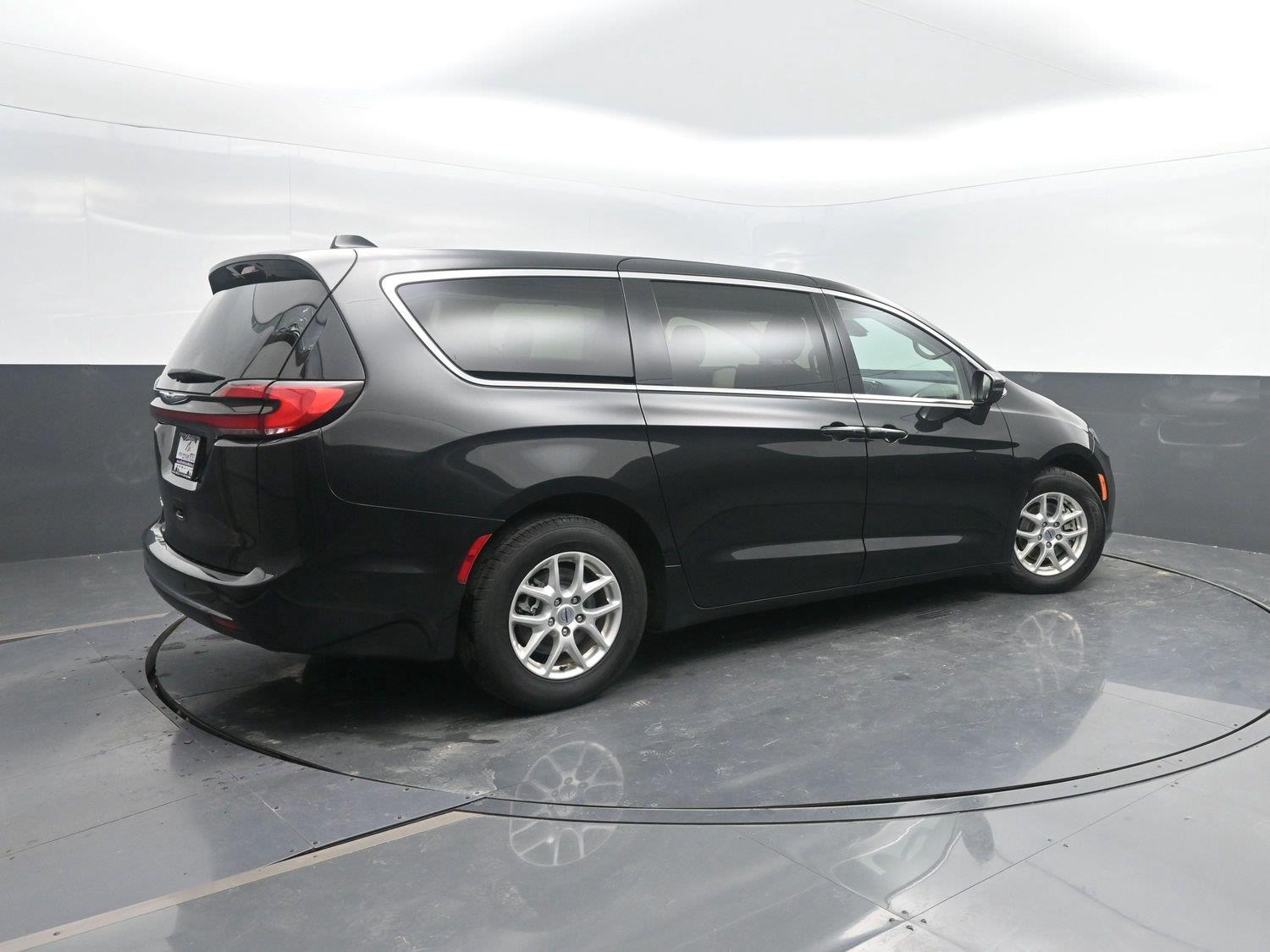 Used 2023 Brilliant Black Crystal Pearlcoat Chrysler Touring L image 3