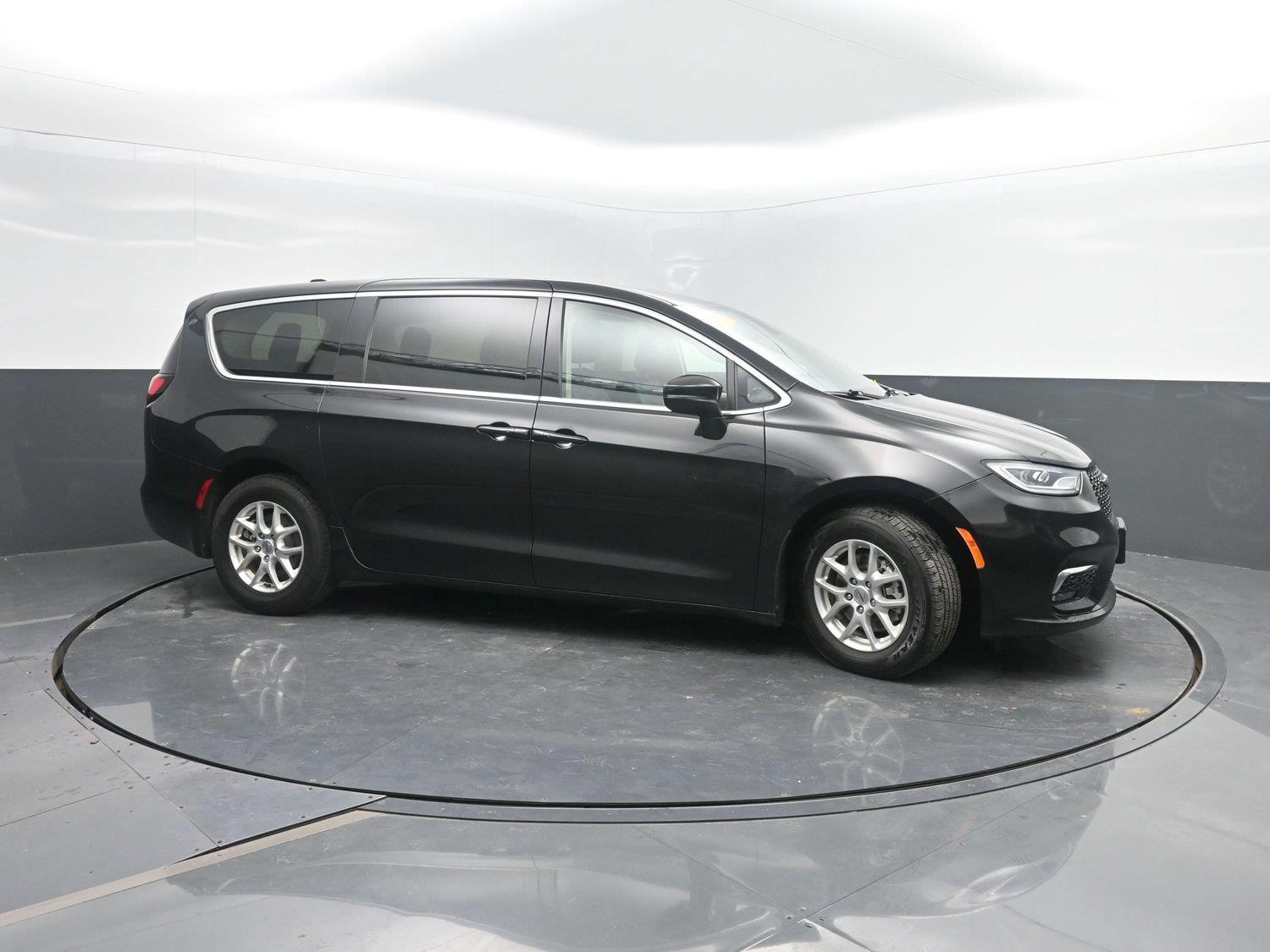 Used 2023 Brilliant Black Crystal Pearlcoat Chrysler Touring L image 4