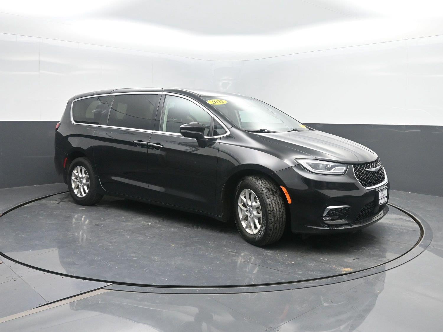 Used 2023 Brilliant Black Crystal Pearlcoat Chrysler Touring L image 5