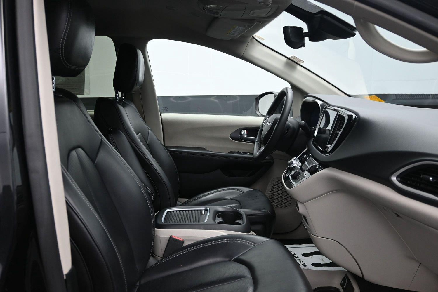 Used 2023 Brilliant Black Crystal Pearlcoat Chrysler Touring L image 9