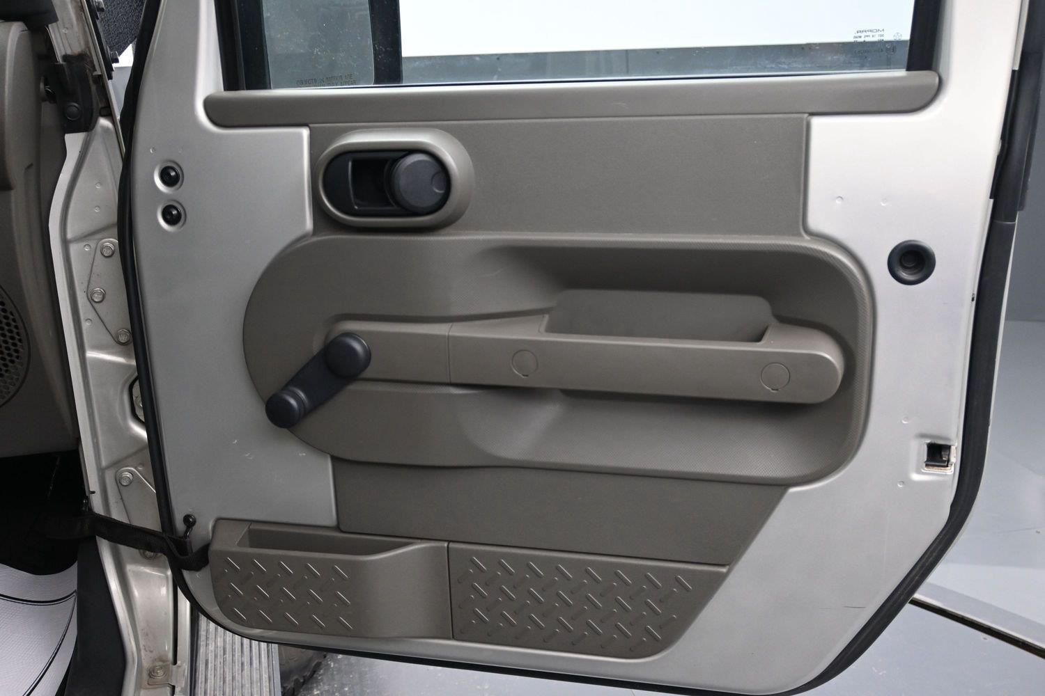 Used 2007 Bright Silver Metallic Jeep Unlimited X image 9