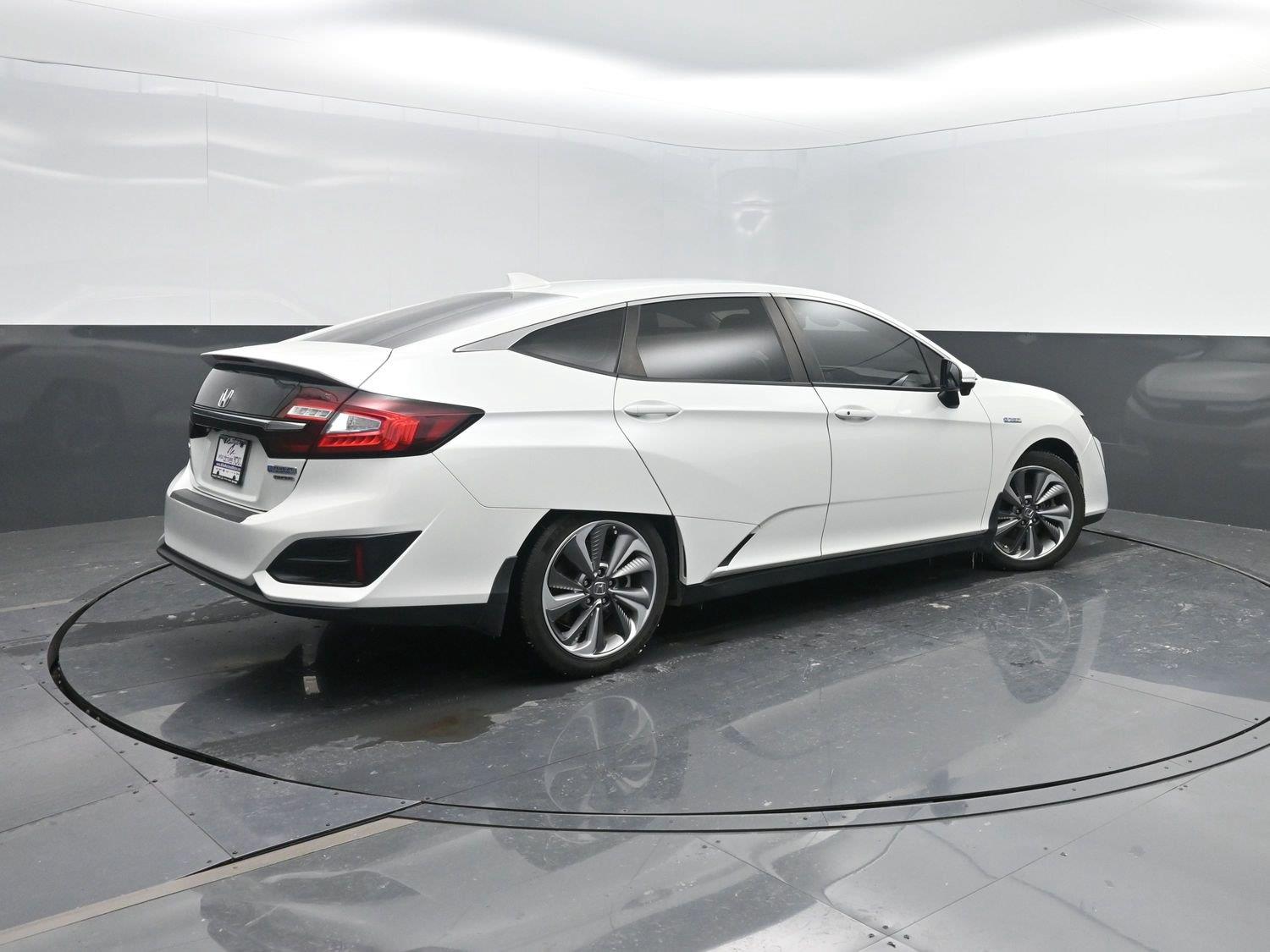Used 2018 Platinum White Pearl Honda Touring image 3