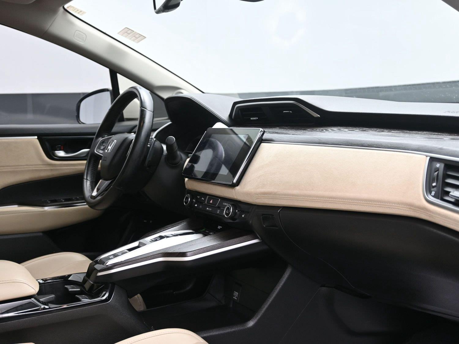 Used 2018 Platinum White Pearl Honda Touring image 12