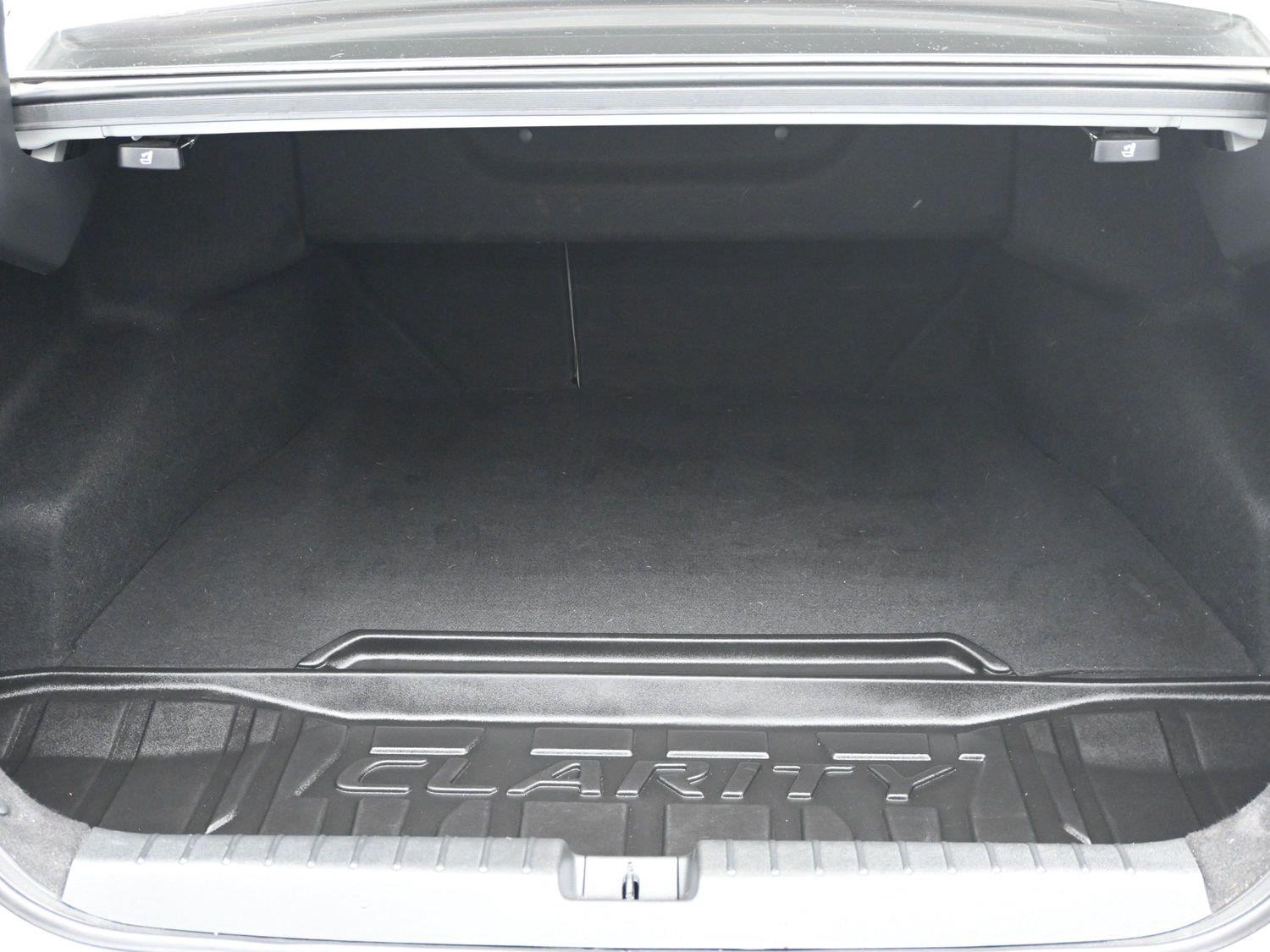 Used 2018 Platinum White Pearl Honda Touring image 17
