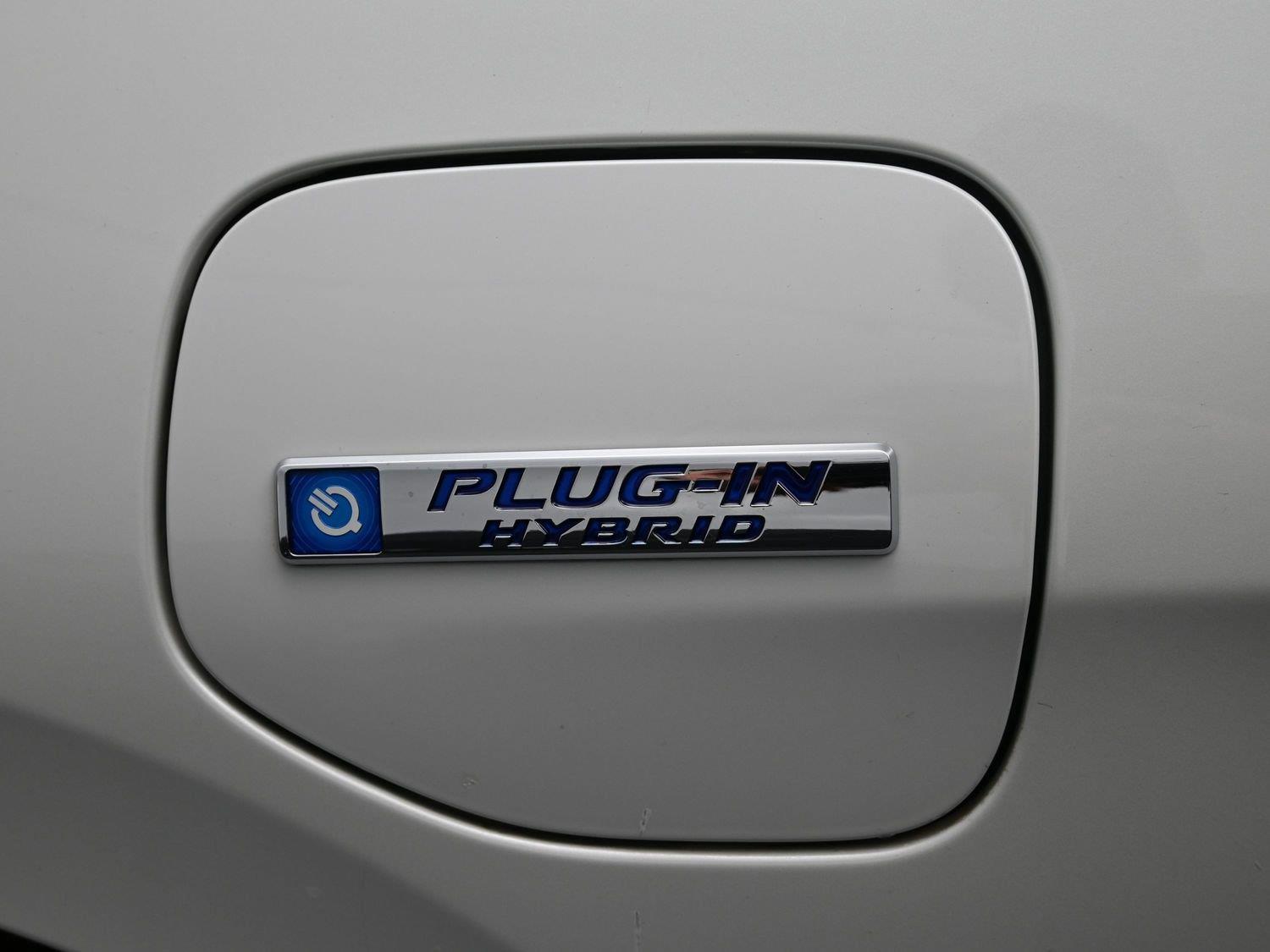 Used 2018 Platinum White Pearl Honda Touring image 19