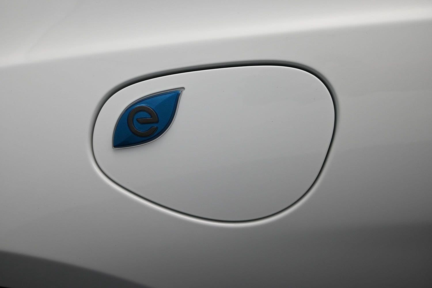 Used 2023 Bright White Clearcoat Chrysler Hybrid Touring L image 18