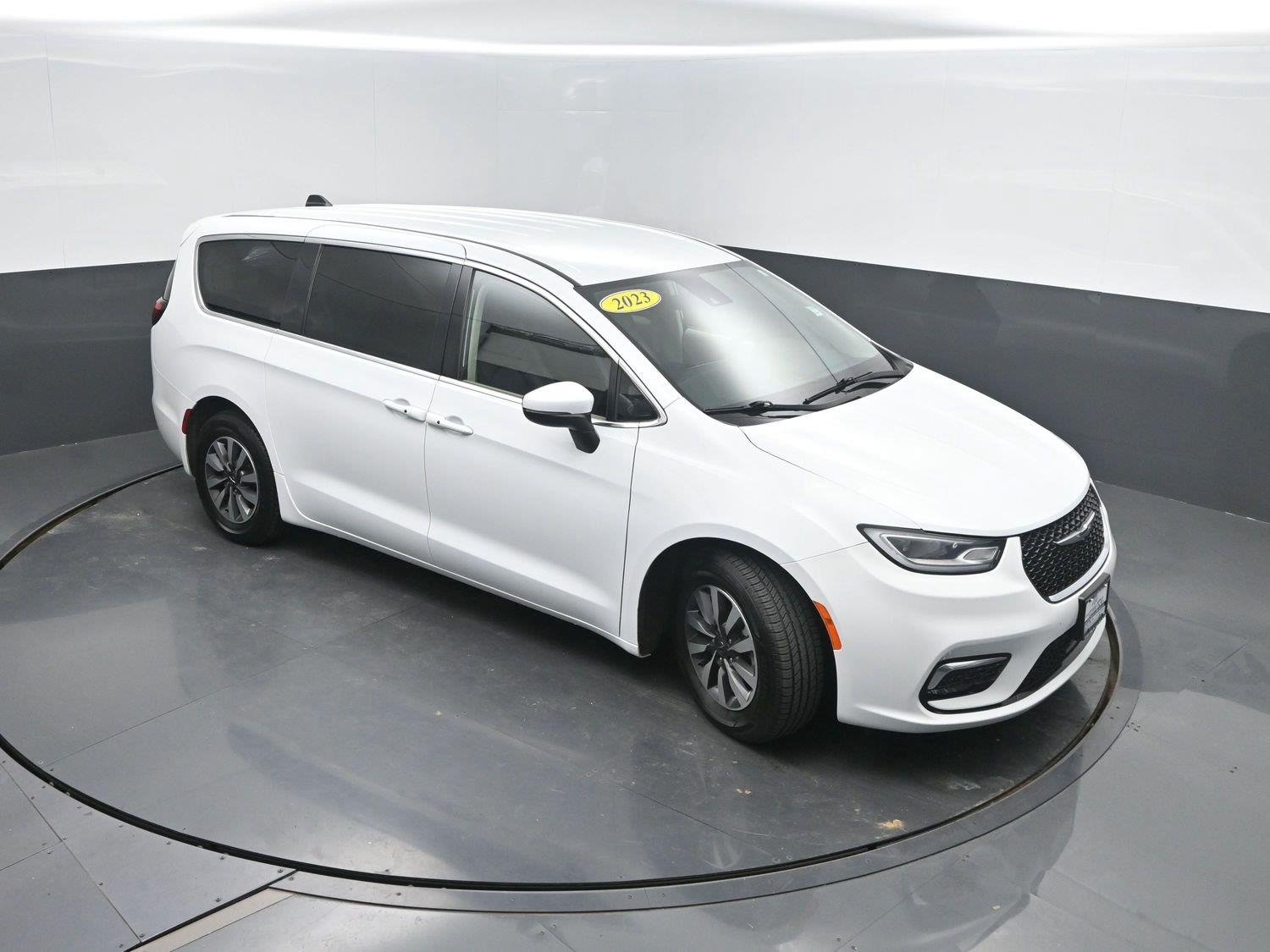 Used 2023 Bright White Clearcoat Chrysler Hybrid Touring L image 40