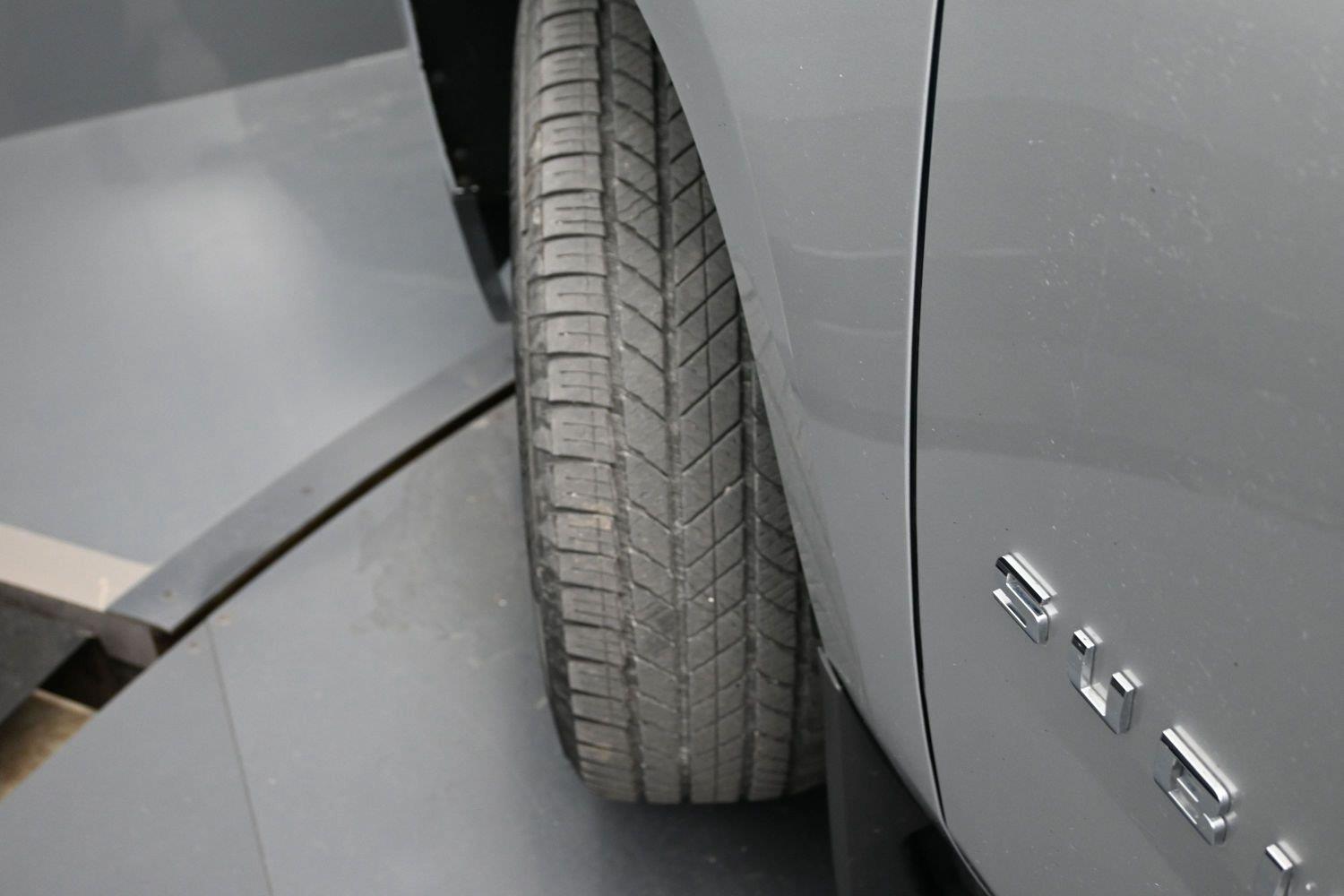 Used 2018 Silver Ice Metallic Chevrolet LT image 5