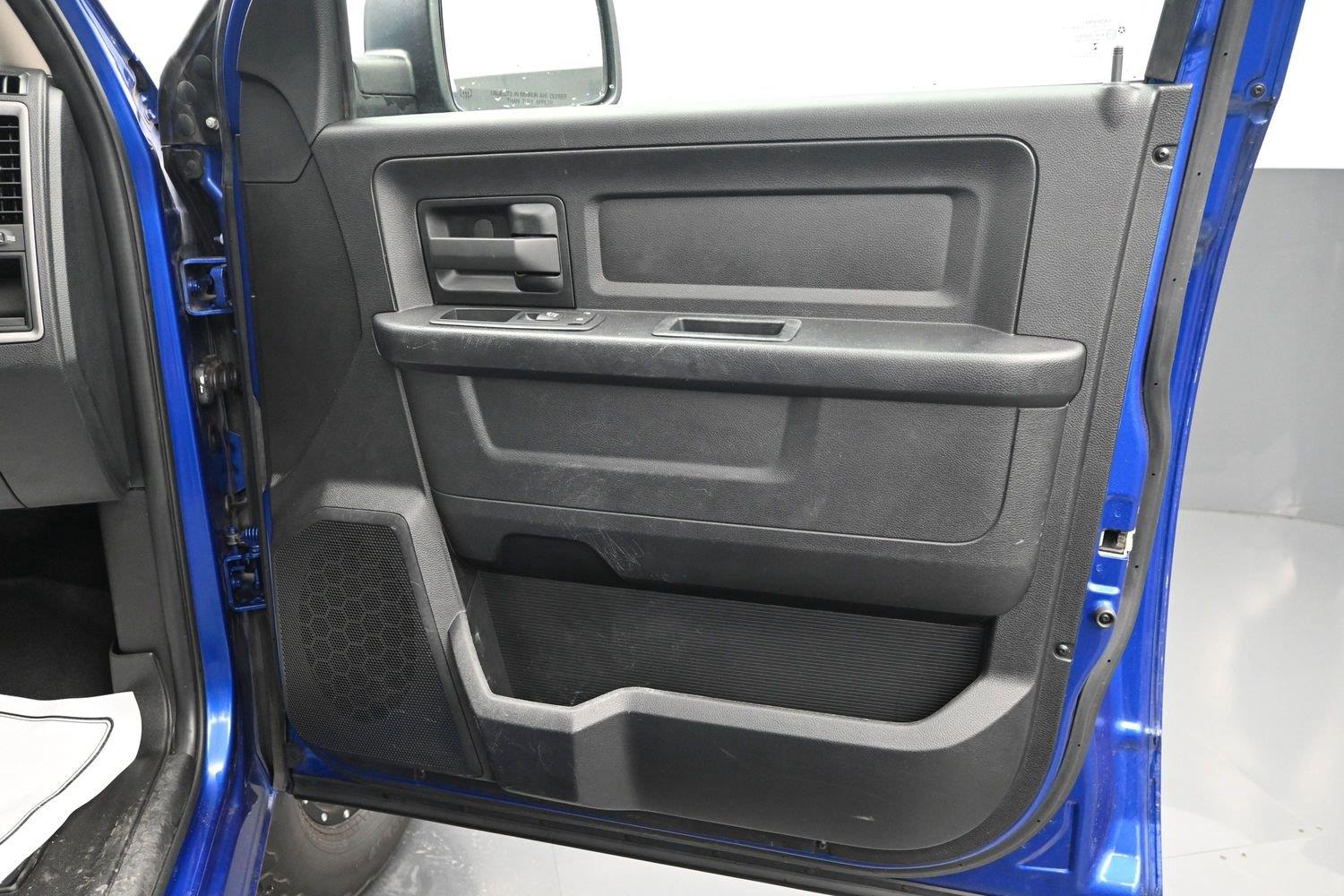 Used 2016 Blue Streak Pearlcoat Ram Tradesman image 9