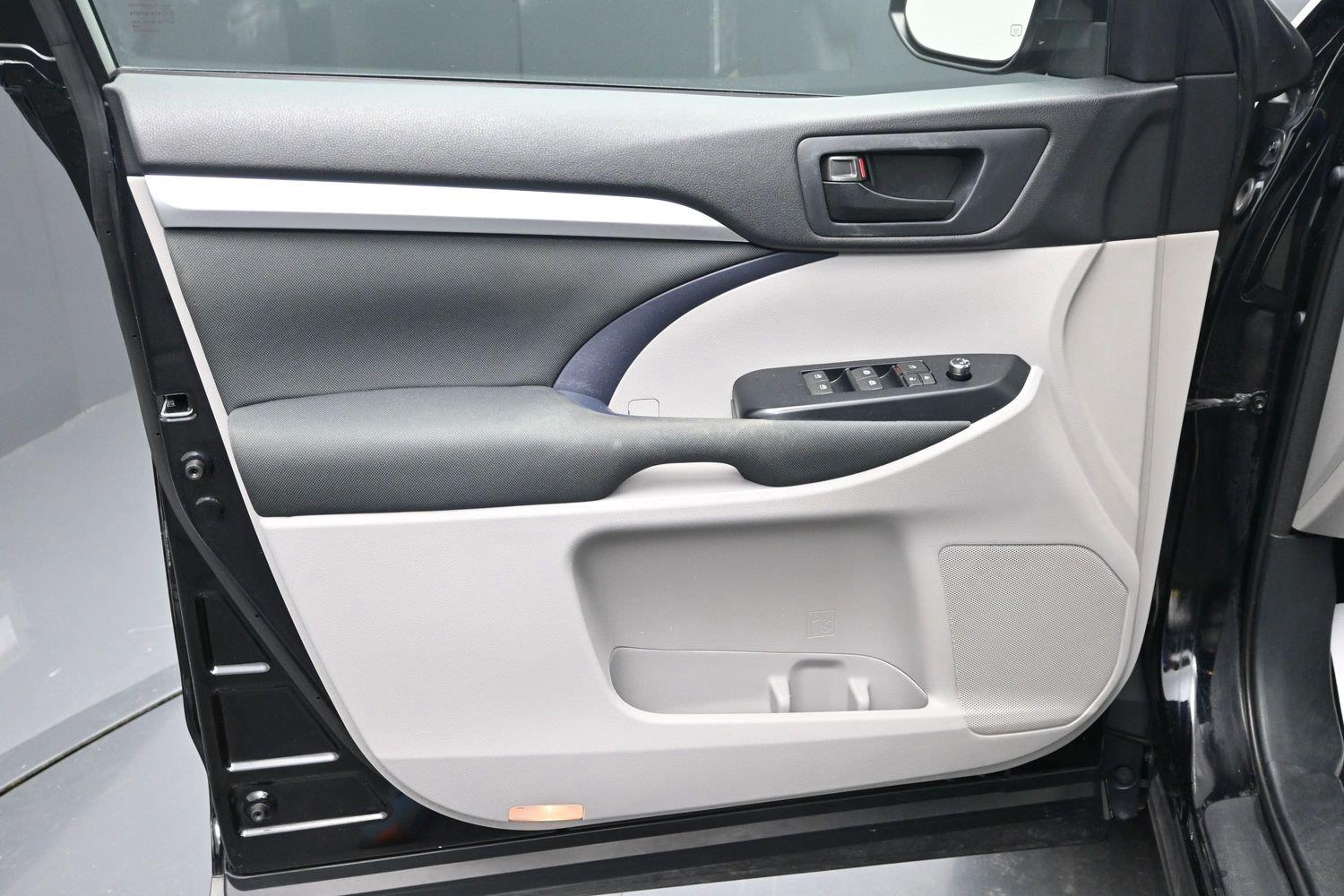 Used 2015 Attitude Black Metallic Toyota LE image 15